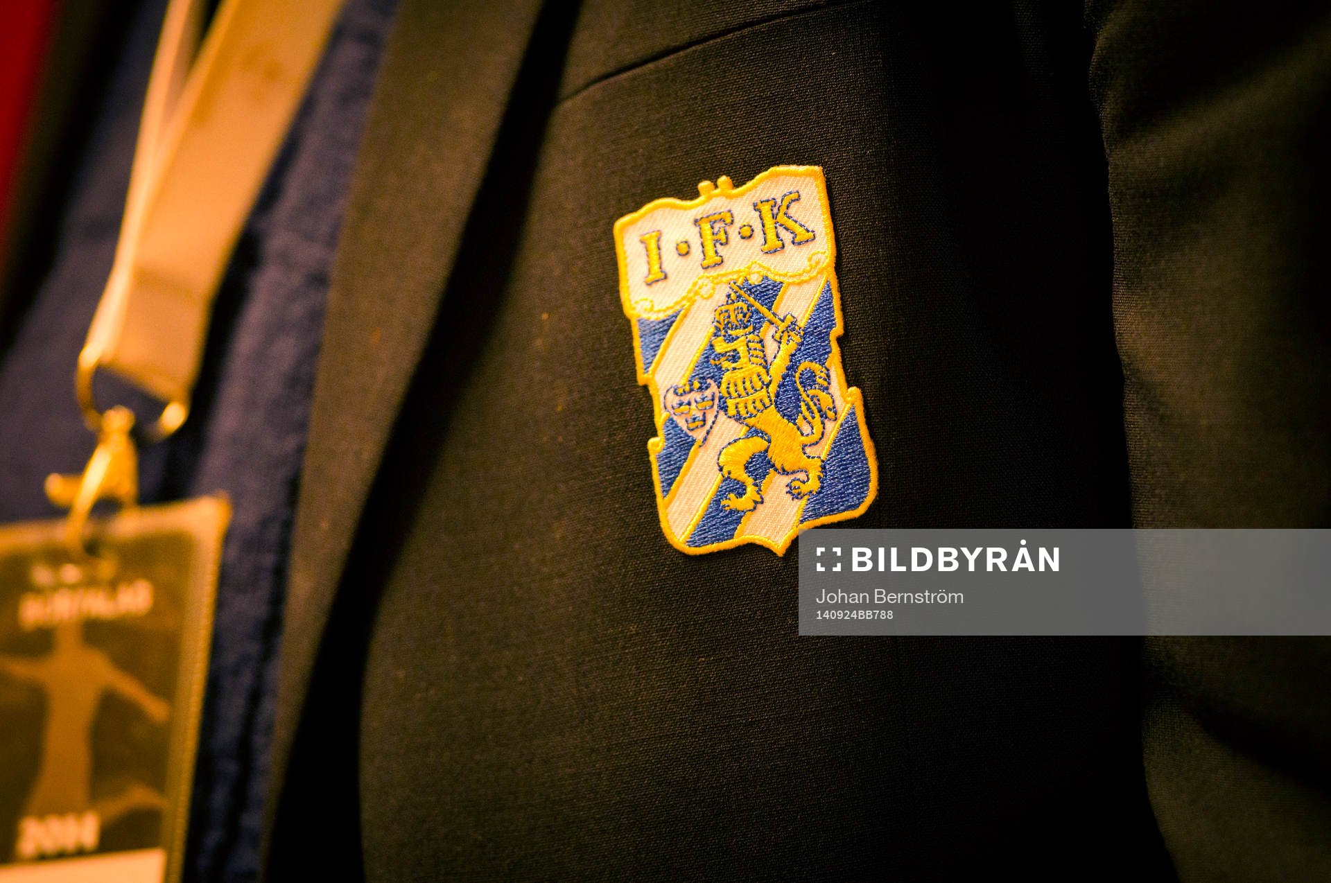 Göteborgs logotyp på kavaj mellan Örebro och Göteborg i Allsvenskan den 24 september 2014 i Örebro.