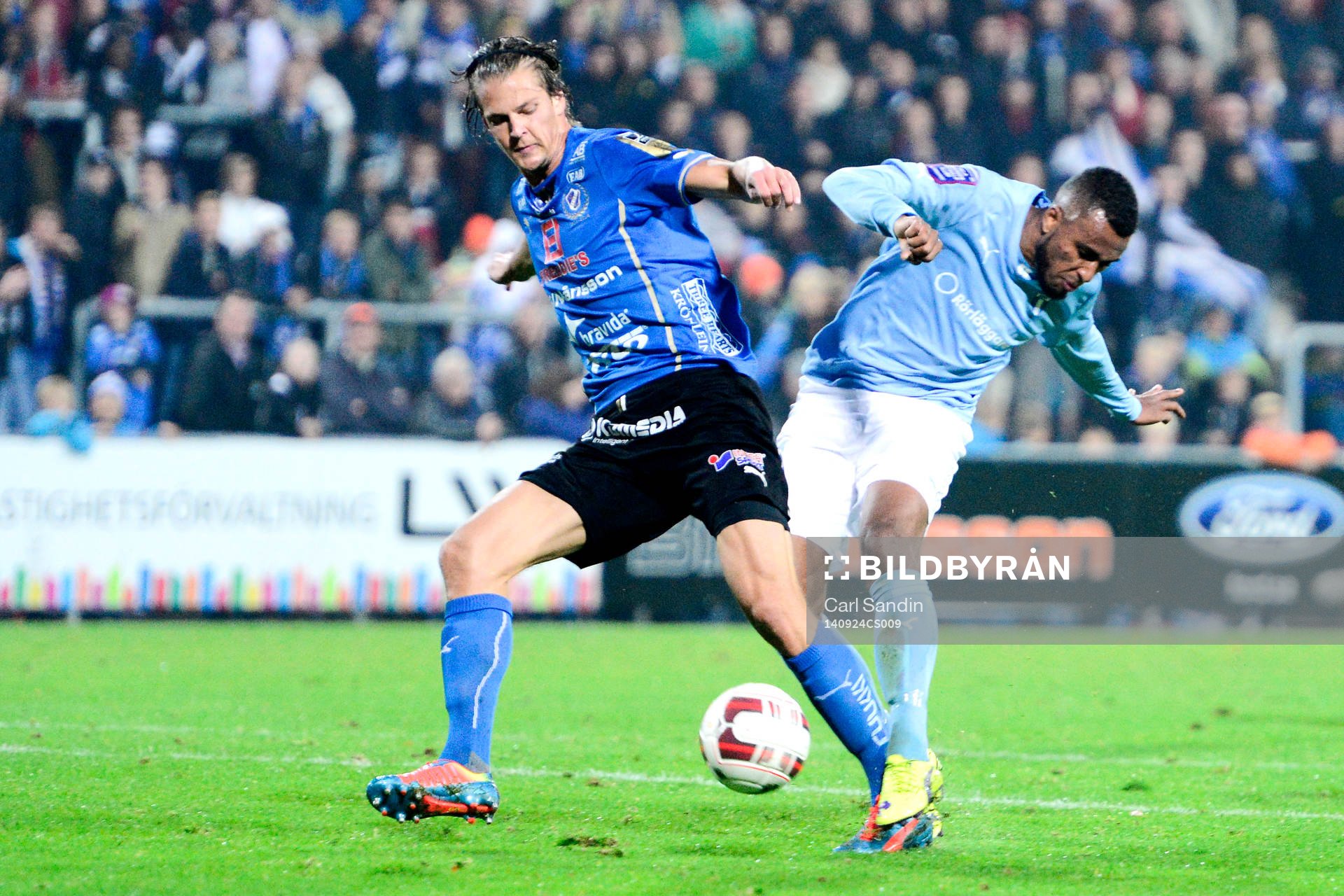 Halmstads +ha3och Malmö FFs Isaac Kiese Thelin