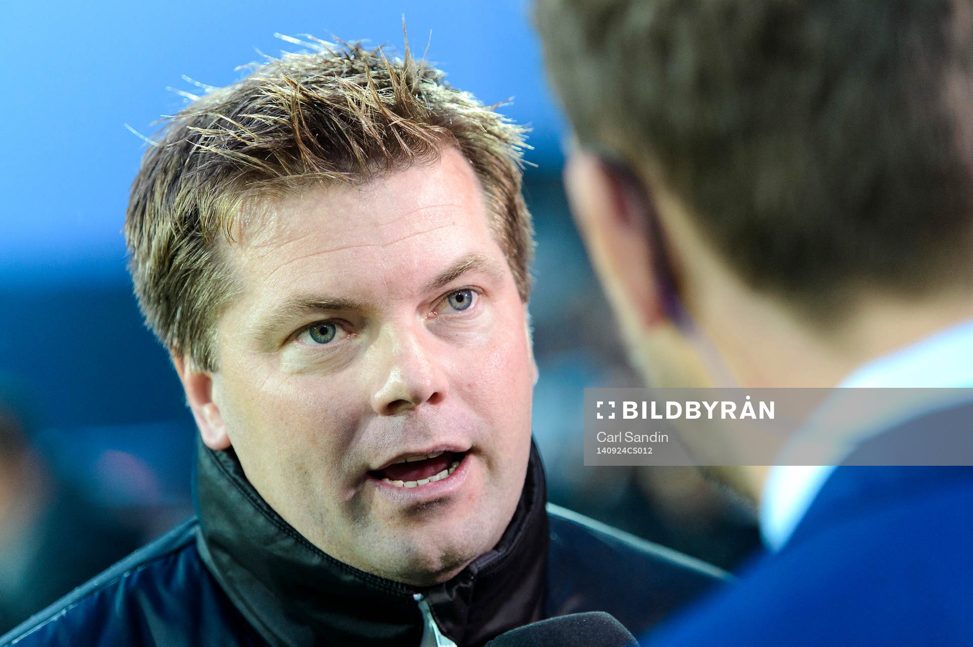 Halmstads tränare Jens Gustafsson blir intervjuad av TV