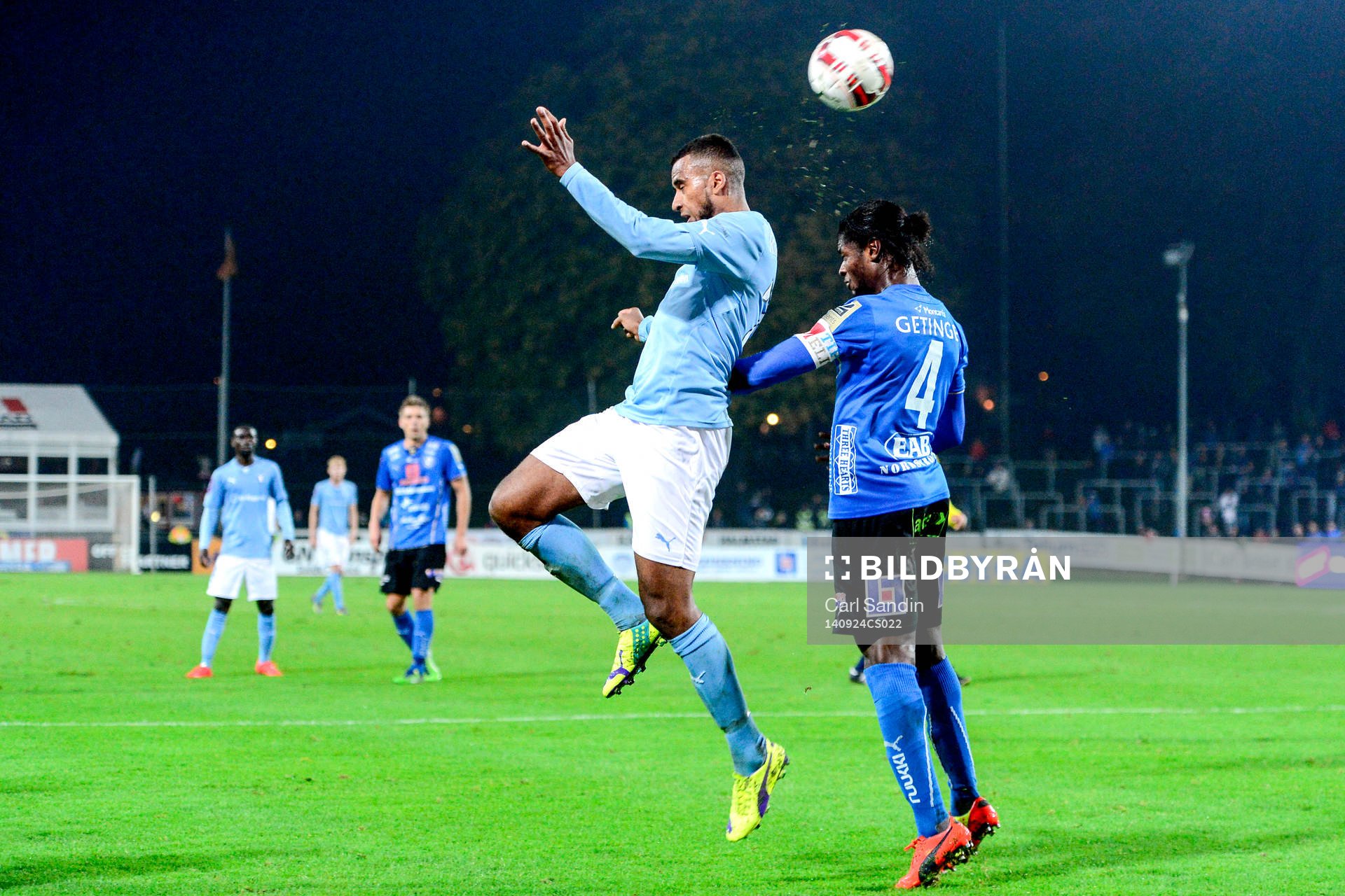 Malmö FFs Isaac Kiese Thelin och Halmstads Joseph Baffo