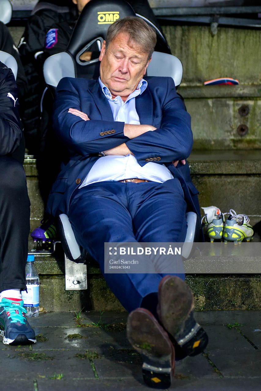Malmö FFs tränare Åge Hareide väntar på avspark innan fotbollsmatchen i allsvenskan mellan Halmstad och Malmö FF den 24 september 2014 i Halmstad.