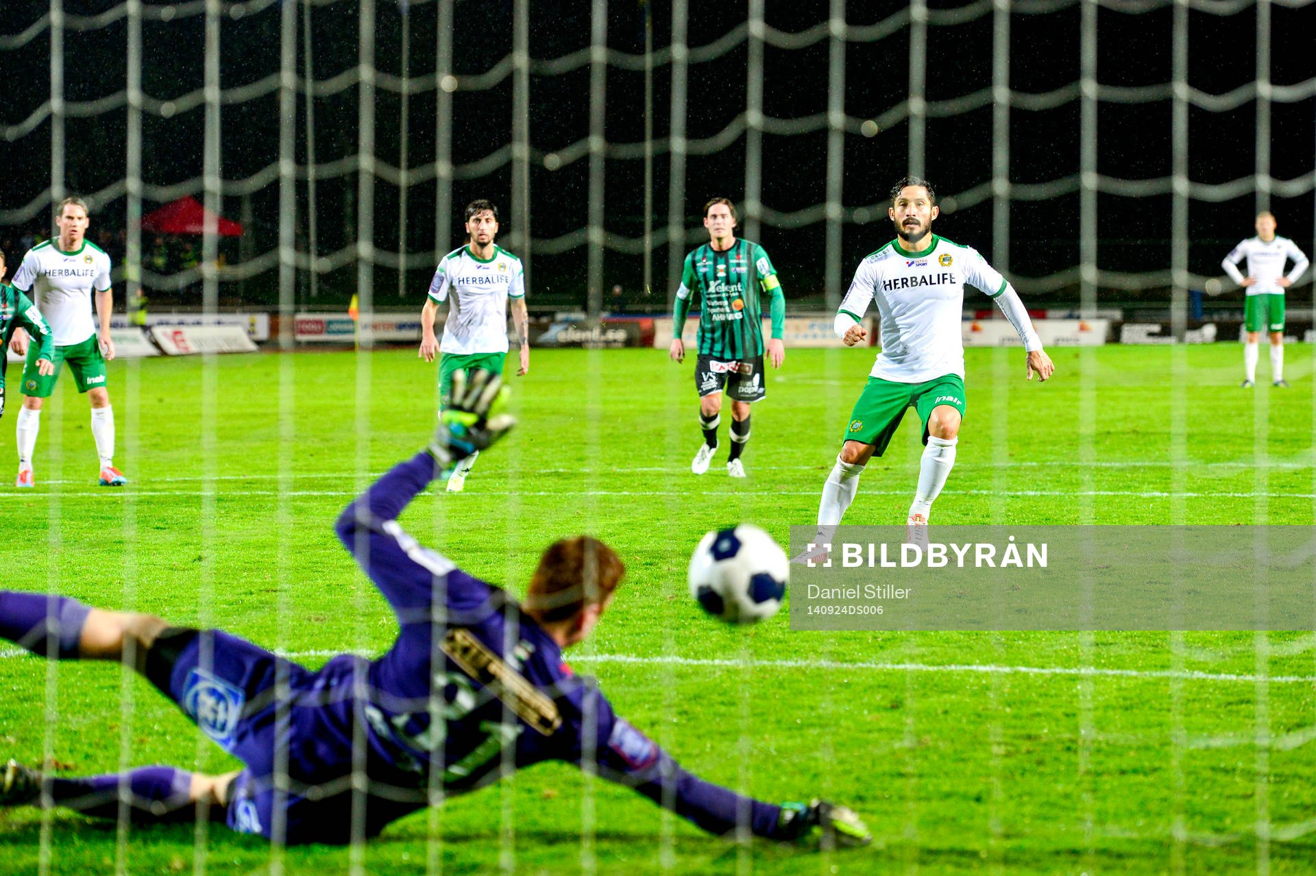 Hammarbys Pablo Pinones-Arce slår en straff som Varbergs Joakim Wulff räddar under fotbollsmatchen i Superettan mellan Varberg och Hammarby den 24 september 2014 i Varberg.
