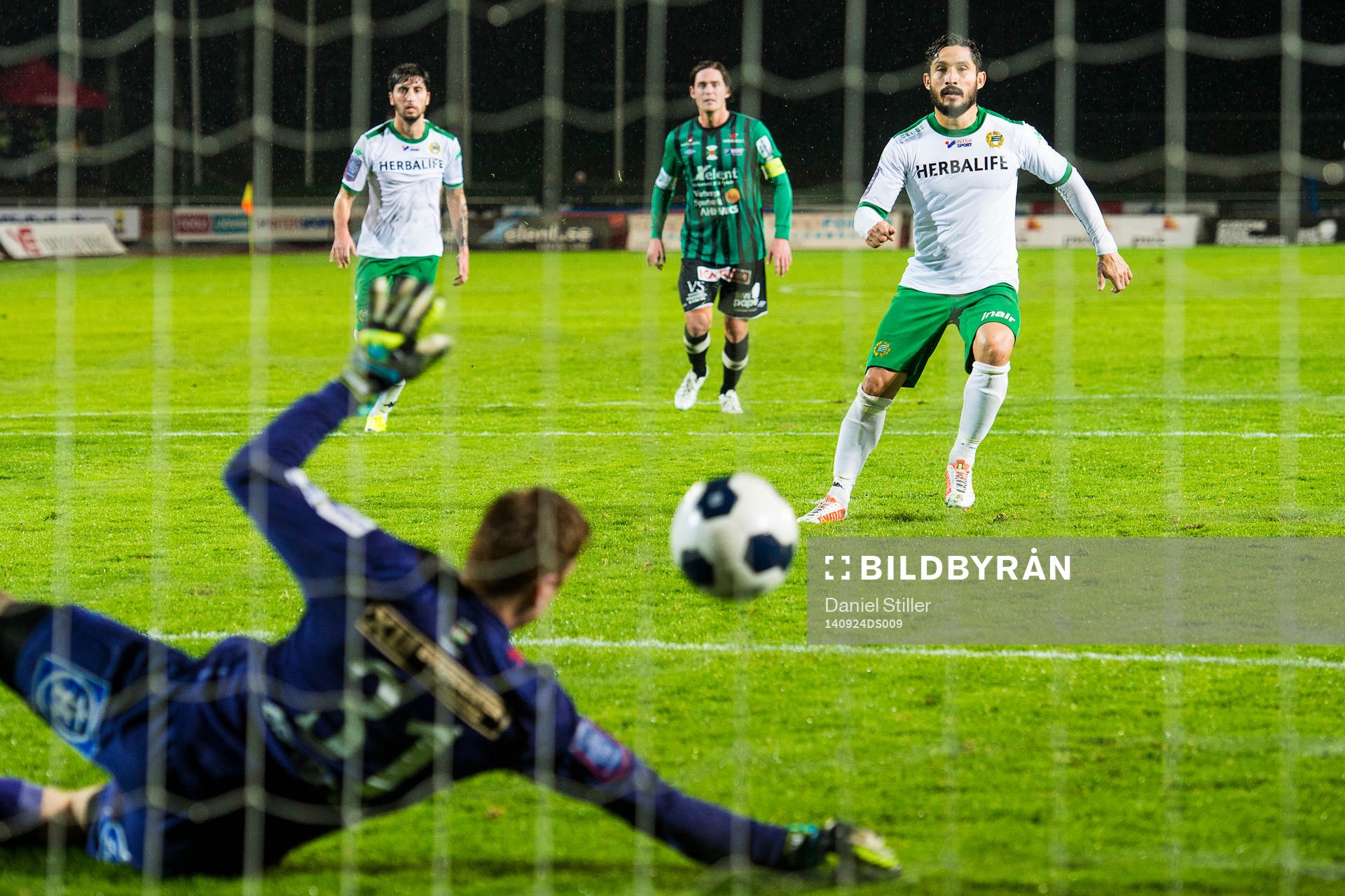 Hammarbys Pablo Pinones-Arce slår en straff som Varbergs
