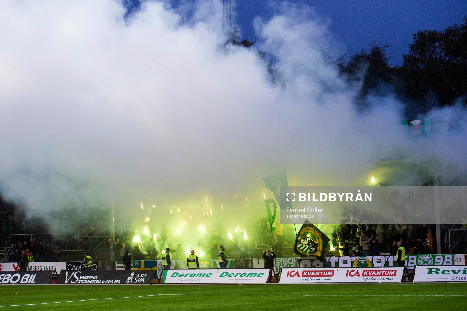 Hammarbys klack tänder bengaler innan fotbollsmatchen i