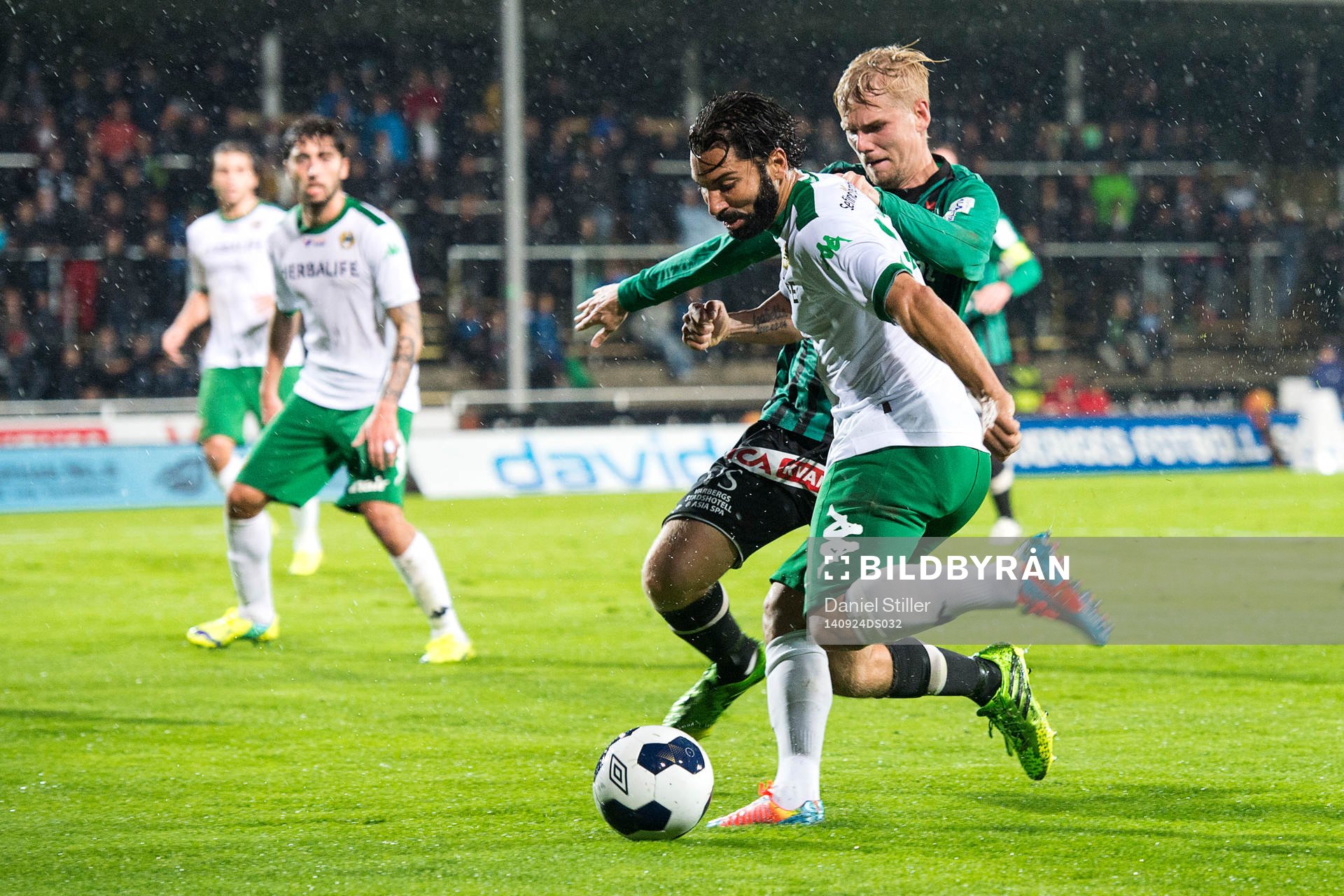 Hammarbys Stefan Batan går förbi Varbergs Erik Lund under fotbollsmatchen i Superettan mellan Varberg och Hammarby den 24 september 2014 i Varberg.