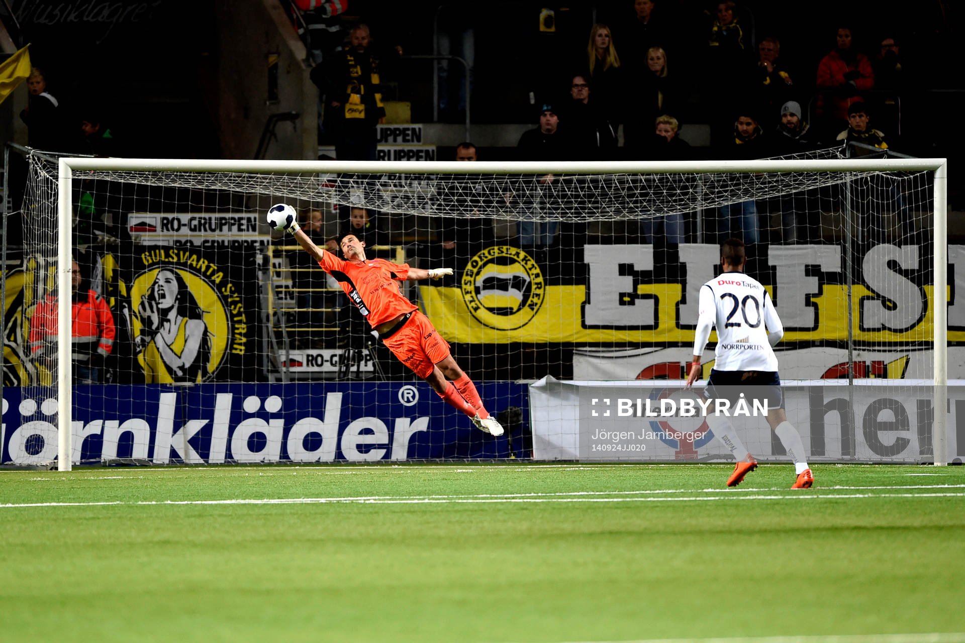 Elfsborgs målvakt Kevin Stuhr Ellegaard räddar under fotbollsmatchen i Allsvenskan mellan Elfsborg och Gefle den 24 augusti 2014 i Borås.