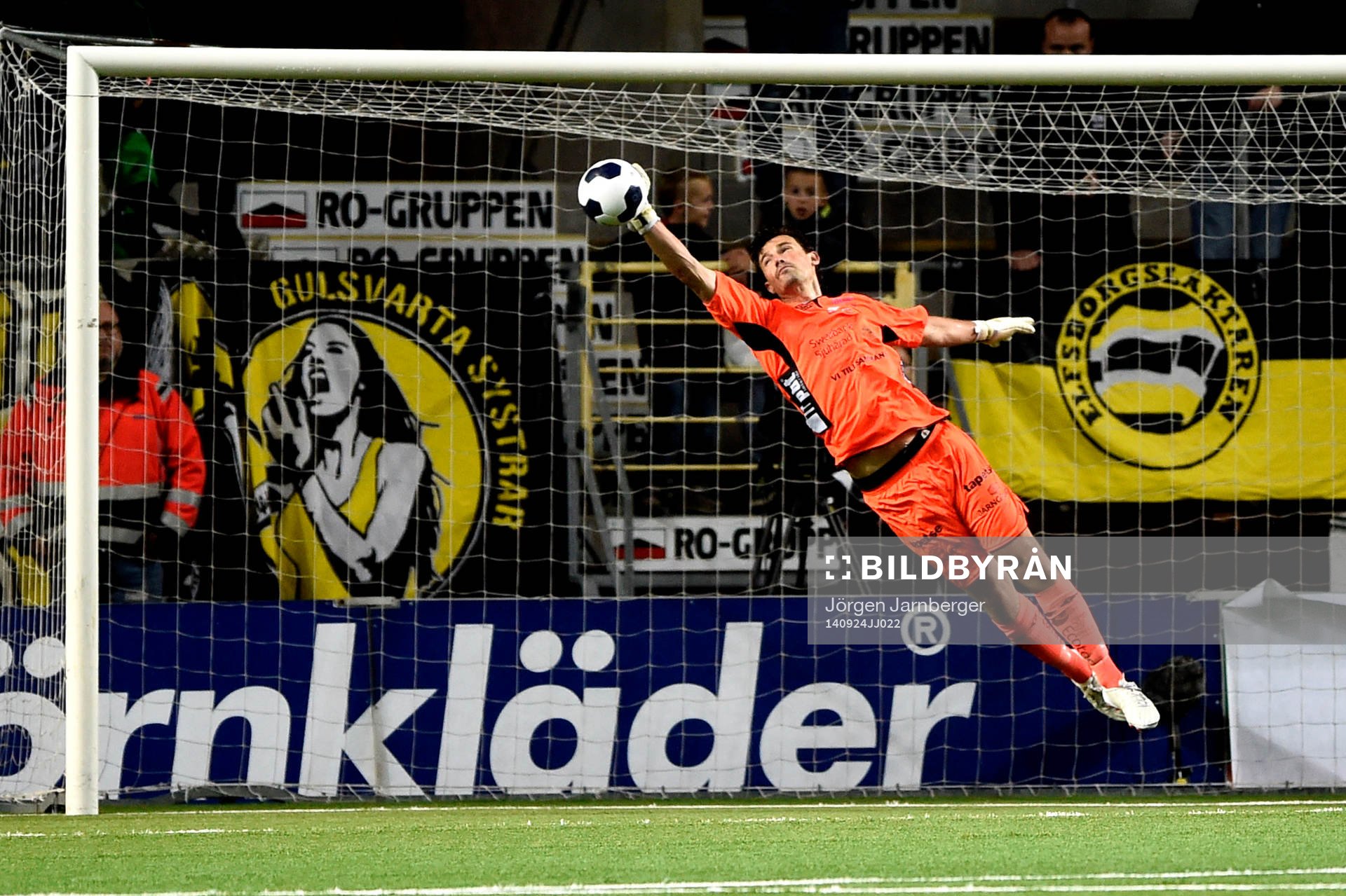 Elfsborgs målvakt Kevin Stuhr Ellegaard räddar