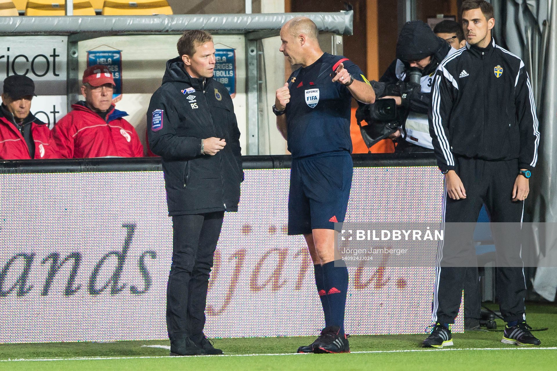 Gefles tränare Roger Sandberg diskuterar med domare Martin Hansson under fotbollsmatchen i Allsvenskan mellan Elfsborg och Gefle den 24 augusti 2014 i Borås.