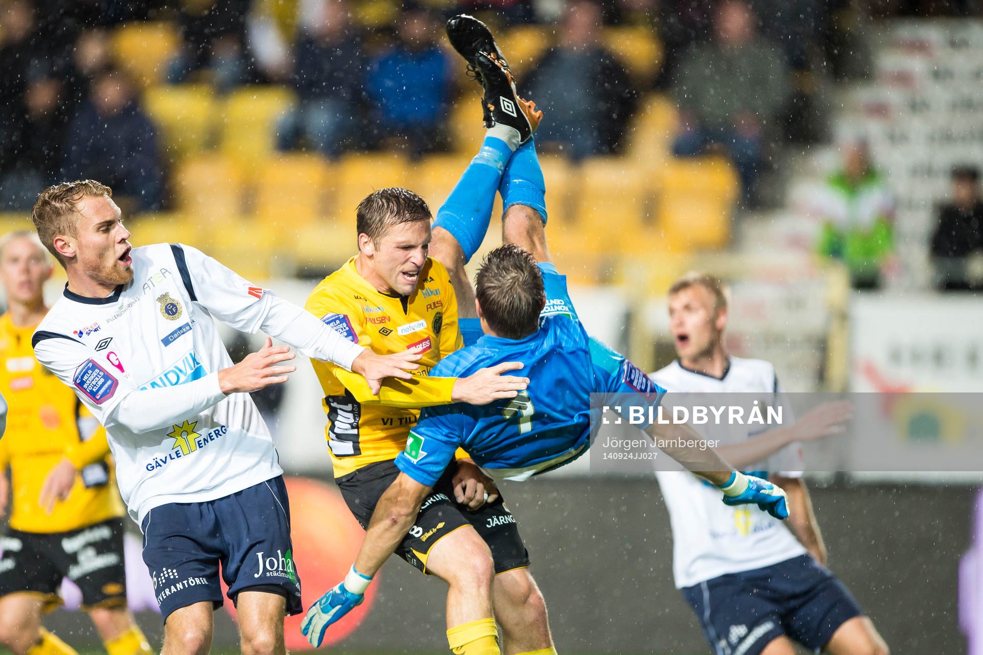 Tuff kamp i straffområdet på ett inlägg mellan Elfsborgs