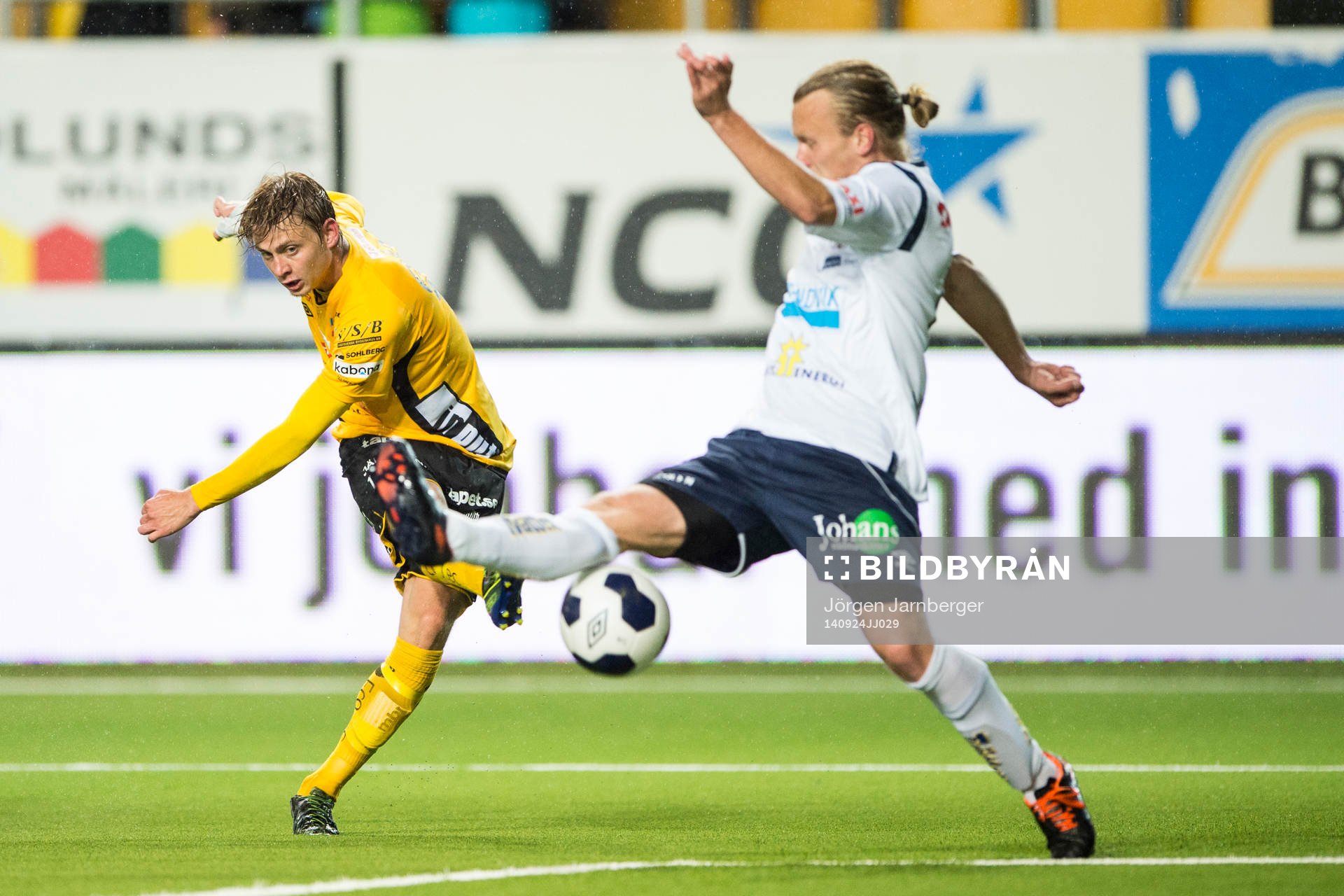 Elfsborgs Simon Hedlund skott på mål som täcks av Gefles