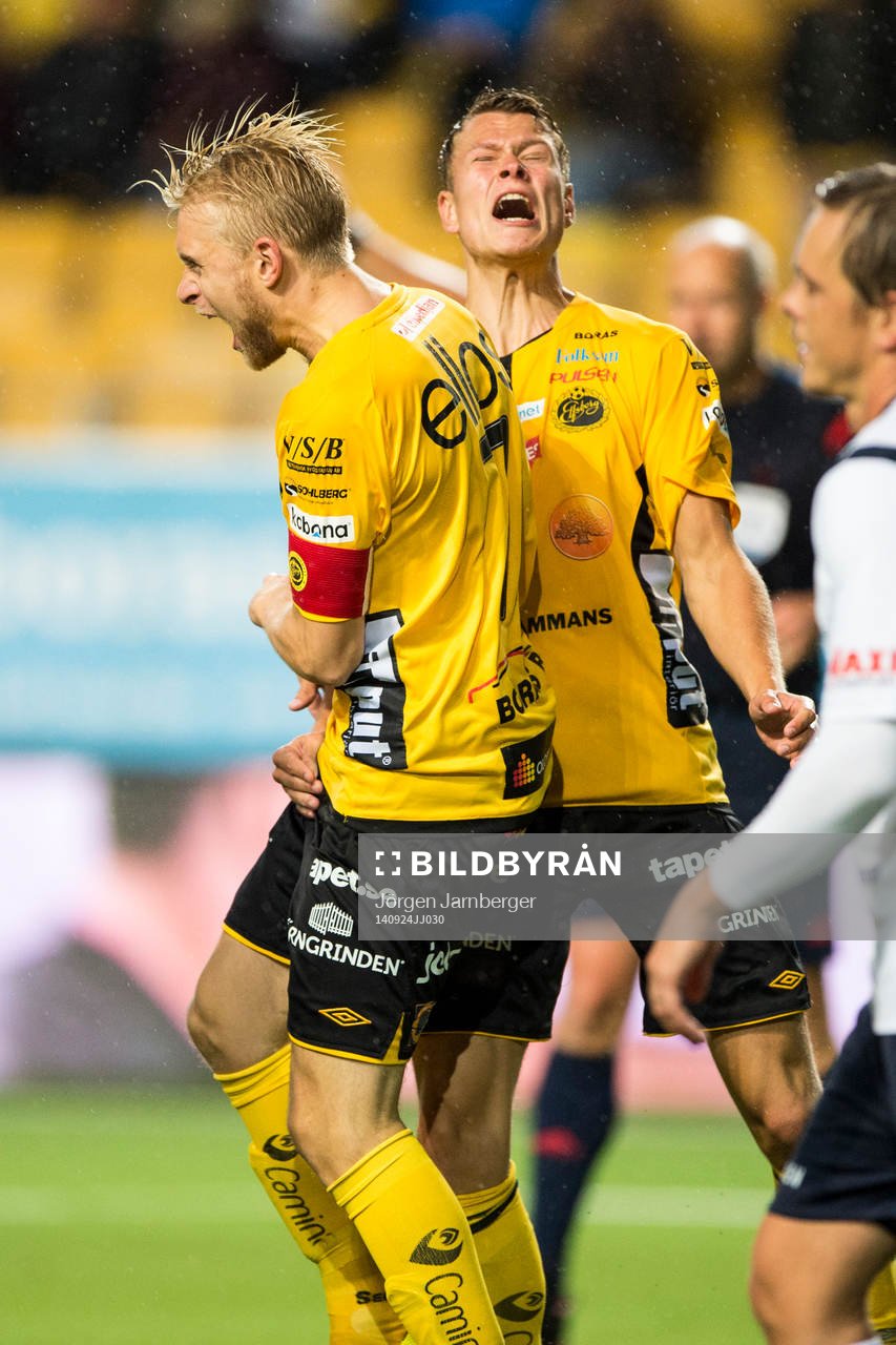 Elfsborgs Johan Larsson har gjort 1-0 och jublar ihop med Viktor Claesson under fotbollsmatchen i Allsvenskan mellan Elfsborg och Gefle den 24 augusti 2014 i Borås.