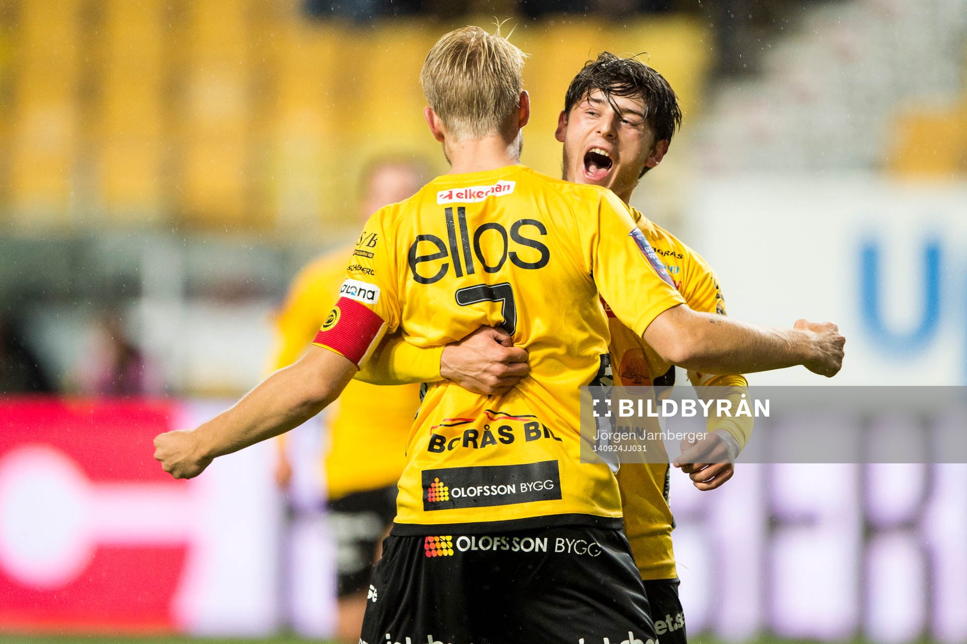 Elfsborgs Johan Larsson (rygg mot kameran) jublar