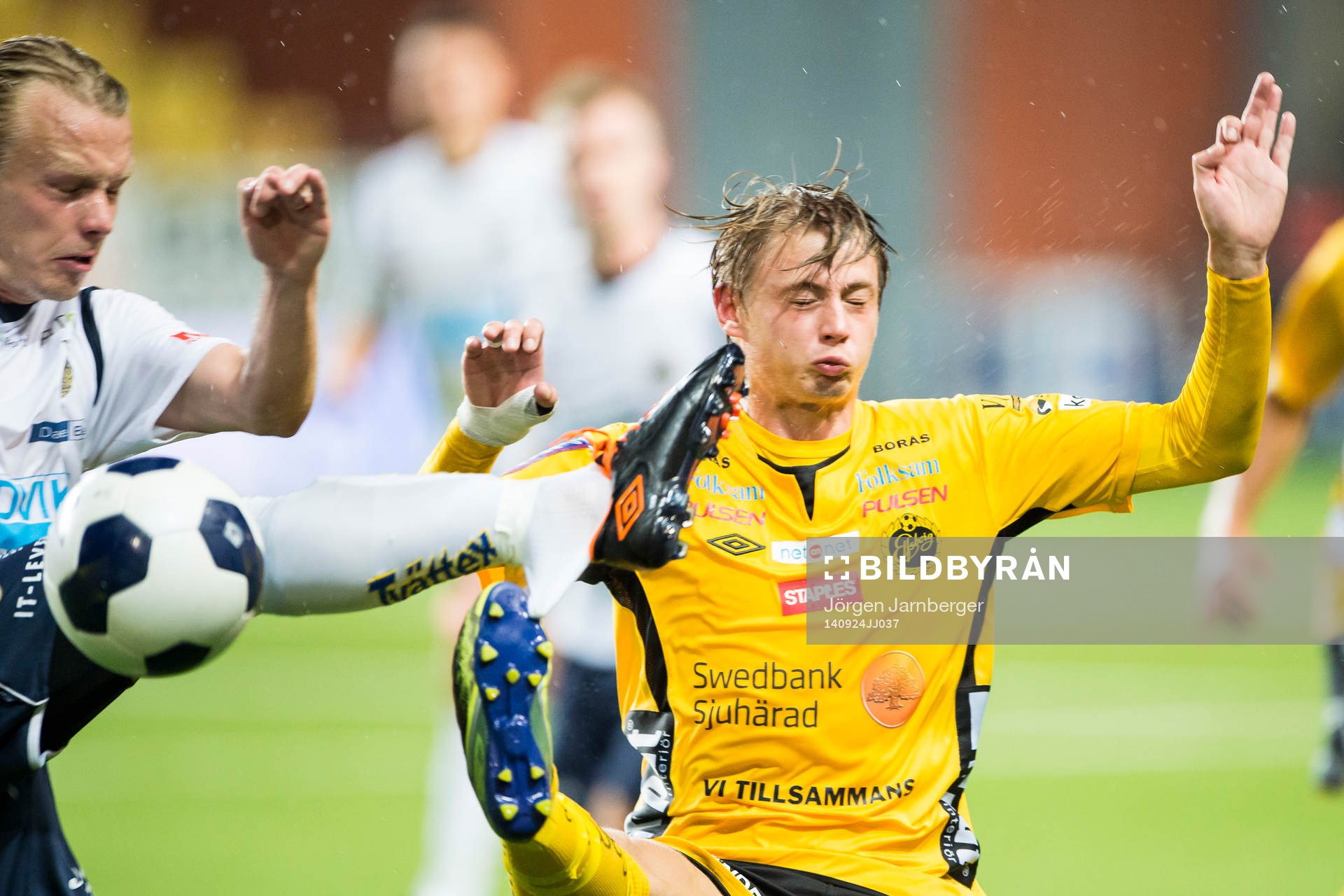 Tuff kamp mellan Elfsborgs Simon Hedlund (h) och Gefles Jesper Florén (v) under fotbollsmatchen i Allsvenskan mellan Elfsborg och Gefle den 24 augusti 2014 i Borås.