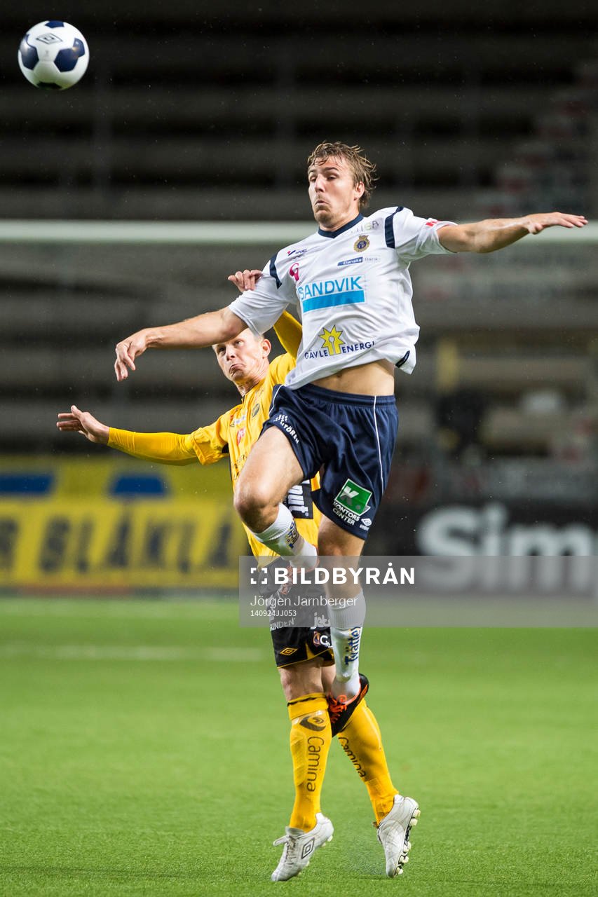 Gefles Johan Oremo hoppar högt i duell med Elfsborgs Anton Lans under fotbollsmatchen i Allsvenskan mellan Elfsborg och Gefle den 24 augusti 2014 i Borås.