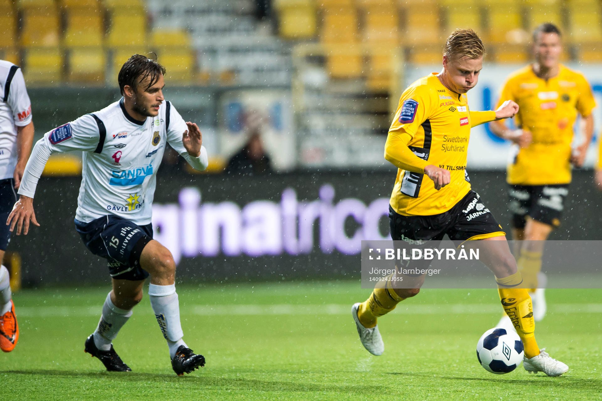 Elfsborgs Per Frick (h) jagas av Gefles Skuli Jon
