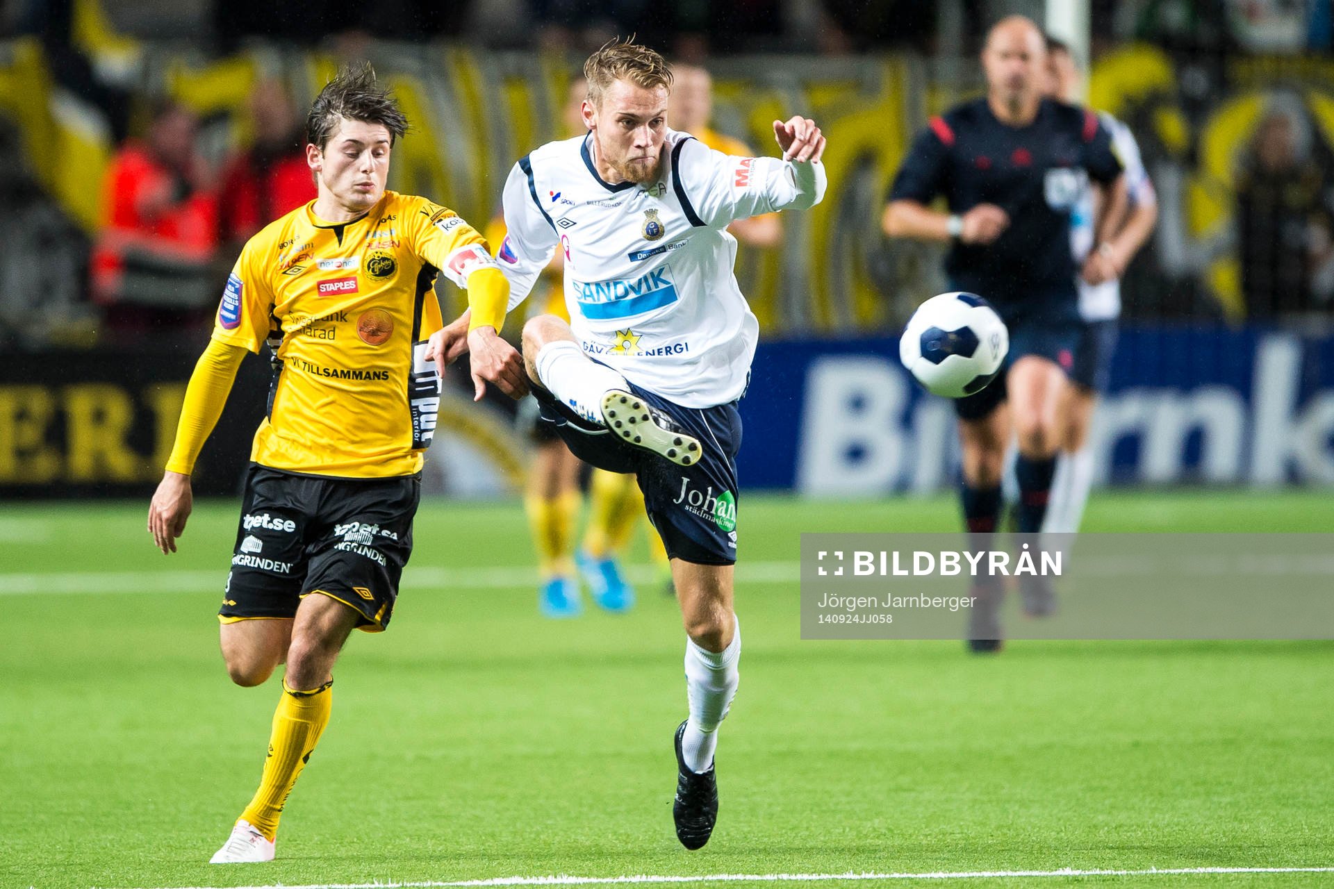 Gefles David Fällman med Elfsborgs Arber Zeneli i ryggen
