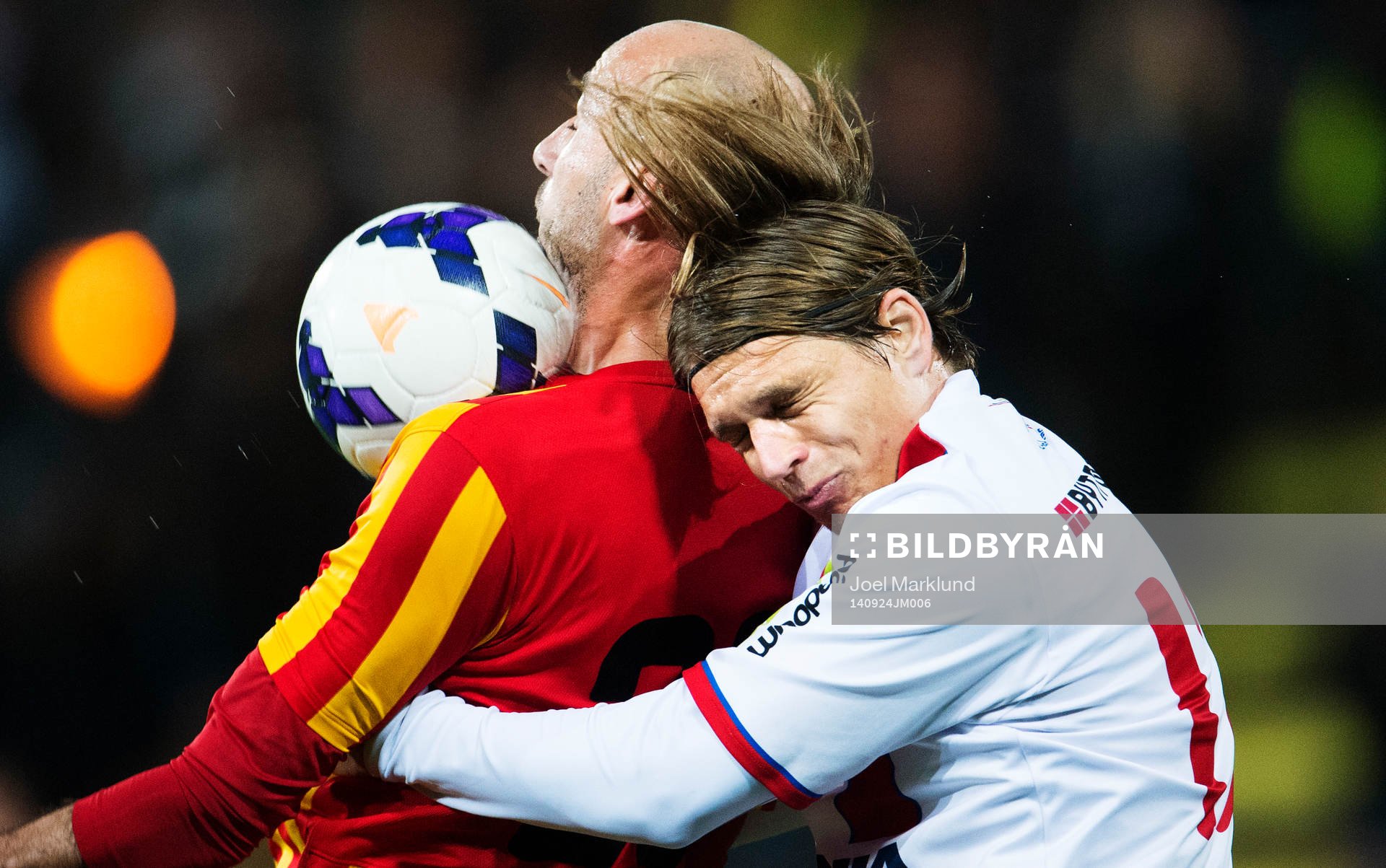 Syrianskas Dinko Felic i en luftduell med Assyriskas Fredrik Holster under fotbollsmatchen i Superettan mellan Syrianska och Assyriska den 24 september 2014 i Södertälje.