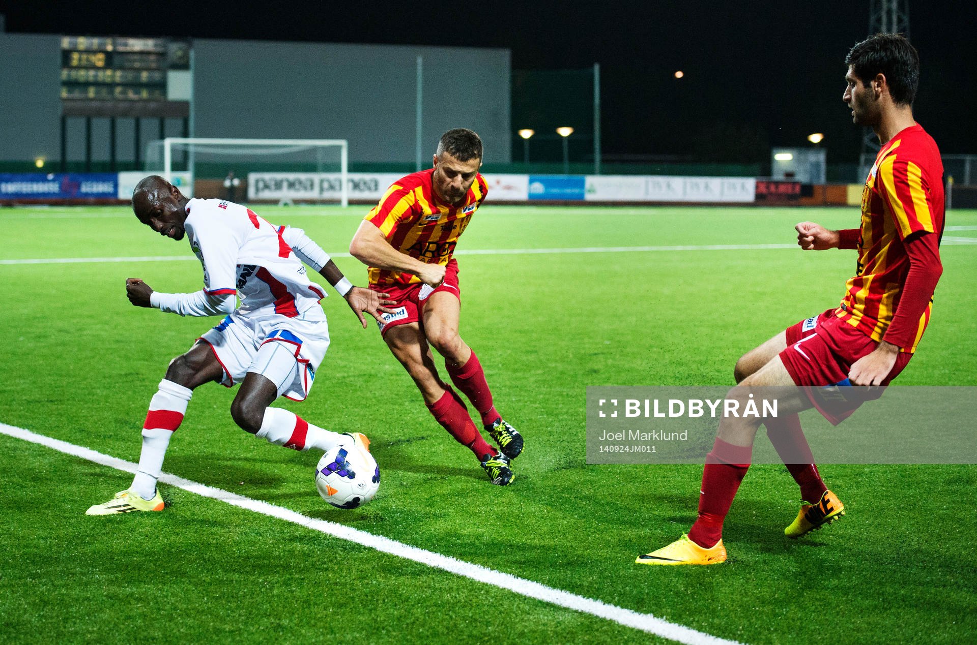 Assyriskas Aziz Corr Nyang och Syrianskas Sharbel Touma kämpar om bollen under fotbollsmatchen i Superettan mellan Syrianska och Assyriska den 24 september 2014 i Södertälje.