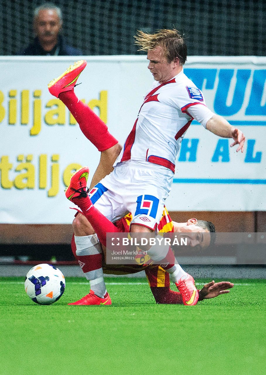 Assyriskas Christopher Brandeborn i kamp om bollen med Syrianskas Gabriel Somi under fotbollsmatchen i Superettan mellan Syrianska och Assyriska den 24 september 2014 i Södertälje.