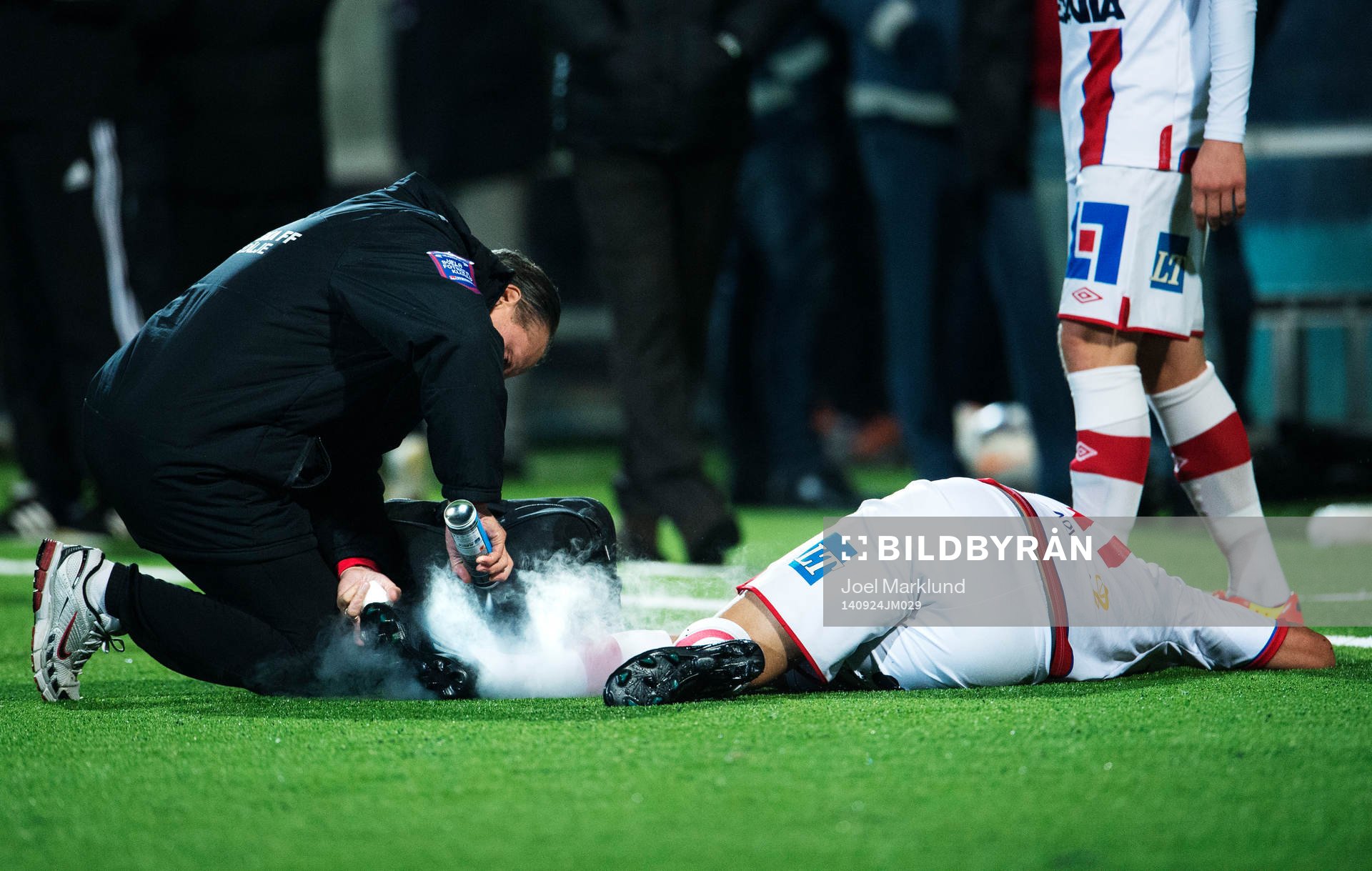 Assyriskas Mattias Genc får vård under fotbollsmatchen i Superettan mellan Syrianska och Assyriska den 24 september 2014 i Södertälje.