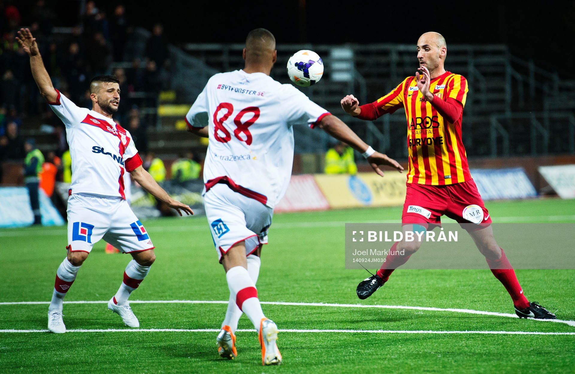 Assyriskas Sotiris Papagiannopoulos och Kyle Konwea utmanas