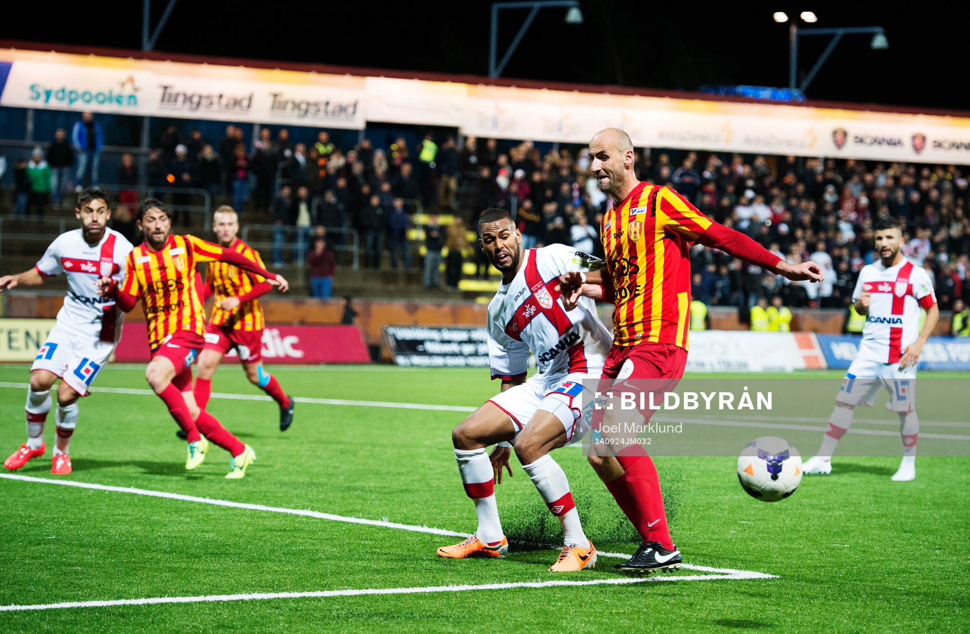 Assyriskas Kyle Konwea stoppar Syrianskas Dinko Felic under fotbollsmatchen i Superettan mellan Syrianska och Assyriska den 24 september 2014 i Södertälje.