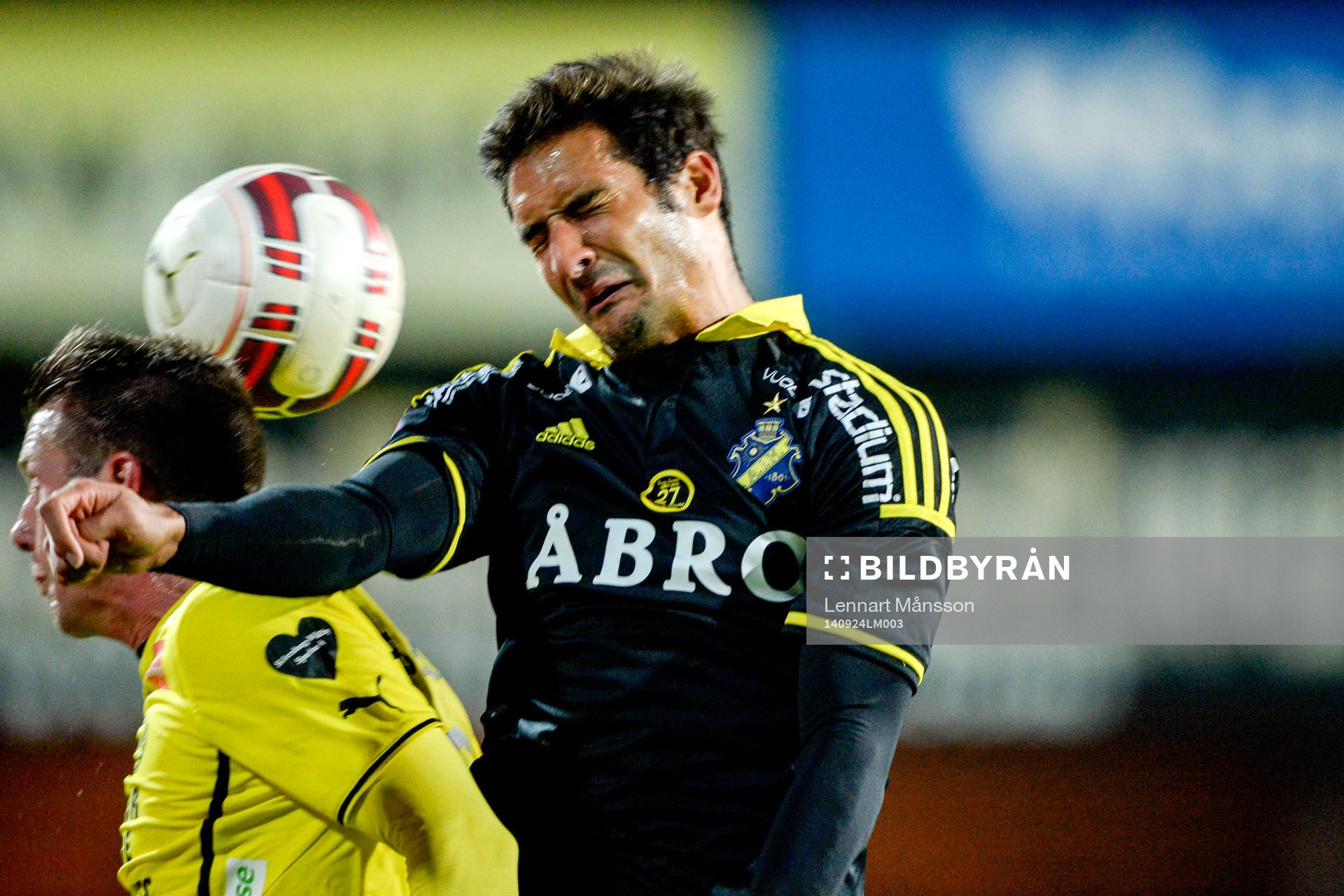 s Celso Borges och Mjällbys Daniel Nilsson i matchen i