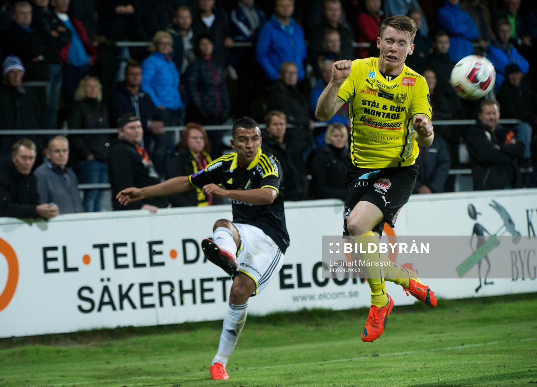 s Nabil Bahoui och Mjällbys Viktor Agardius i matchen i