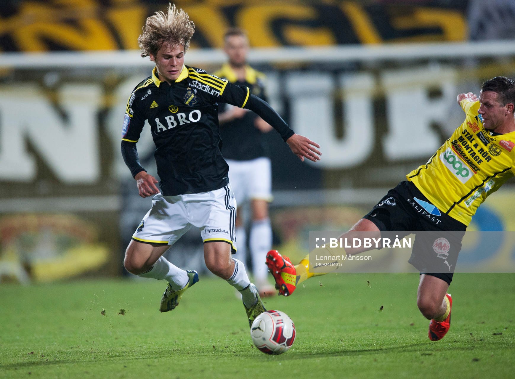 s Sam Lundholm mot Mjällbys  Daniel Nilsson i matchen i