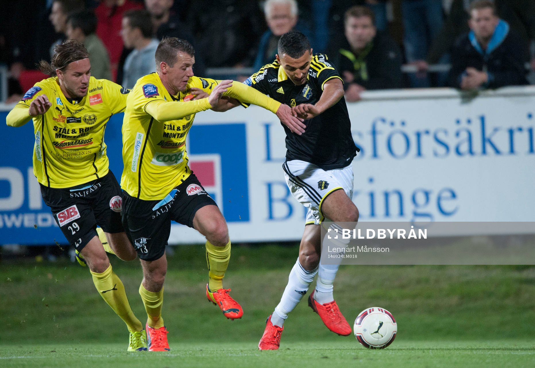 s Nabil Bahoui mot Mjällbys Danny Ervik och Daniel Nilsson