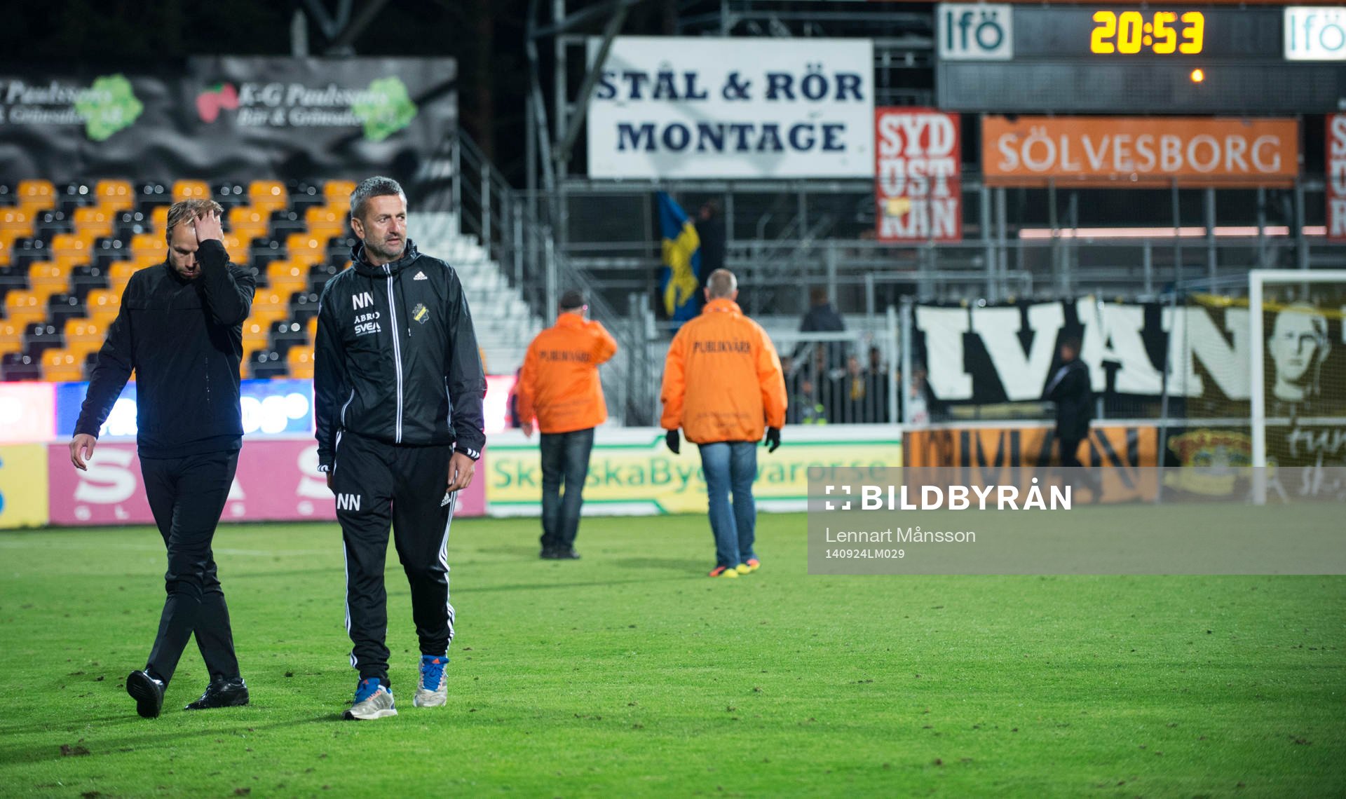 AIK:s tränare Andreas Alm och Nebojsa Novakovic lämnar Strandvallen i matchen i allsvenskan mellan Mjällby och AIK i Hällevik 24 september 2014.
