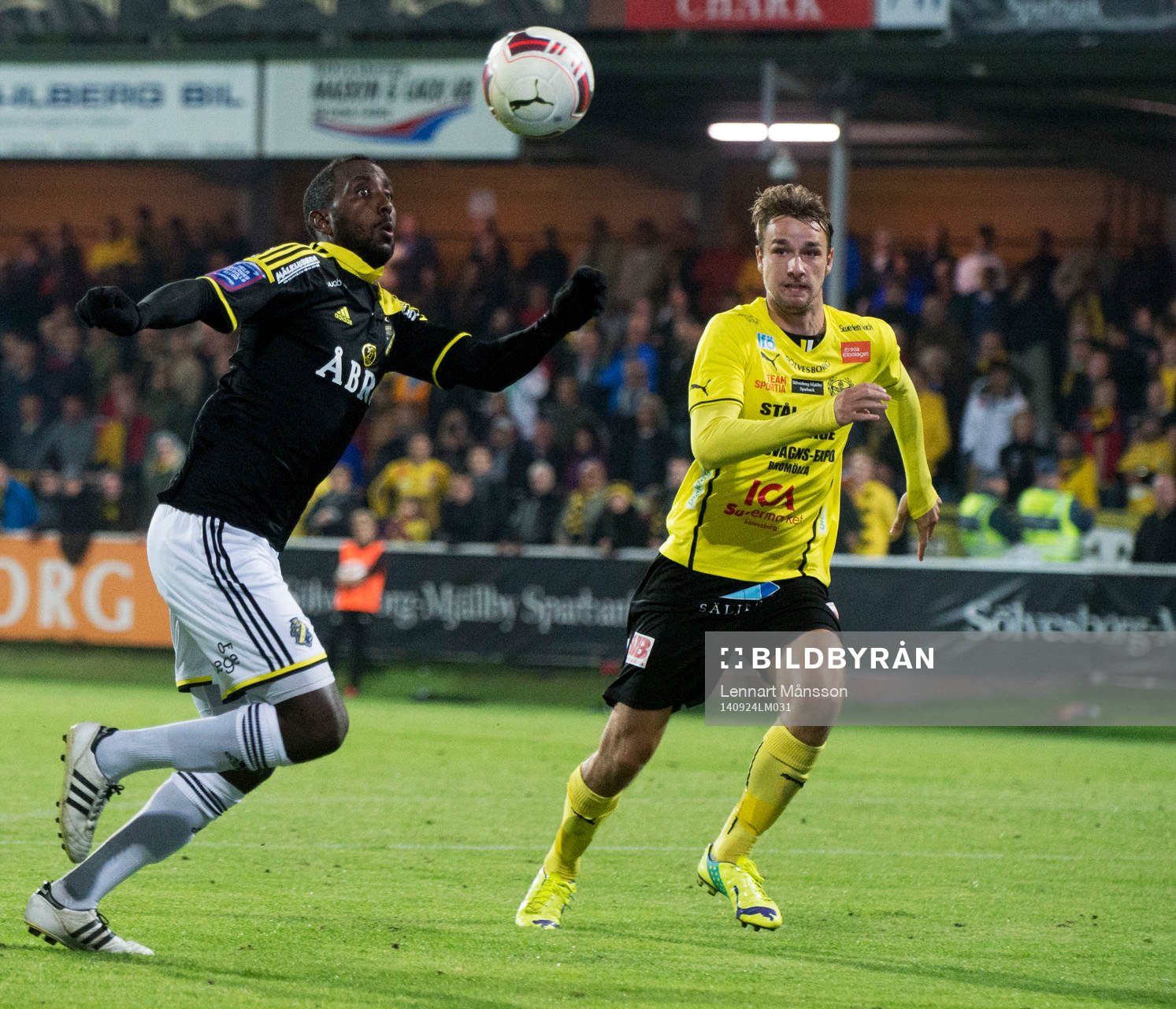 AIK:s Henok Goitom mot Mjällbys Jasmin Sudic  i matchen i allsvenskan mellan Mjällby och AIK i Hällevik 24 september 2014.