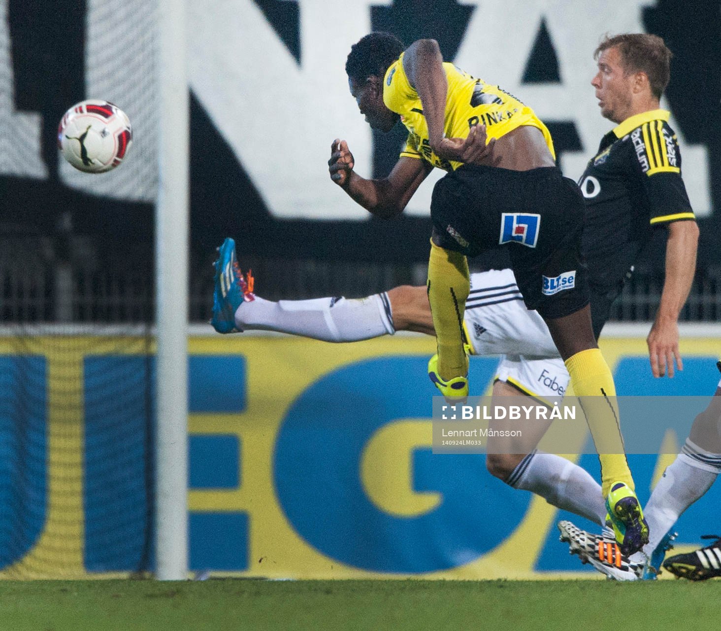 Mjällbys Kwame Bonsu skjuter  i matchen i allsvenskan mellan Mjällby och AIK i Hällevik 24 september 2014.