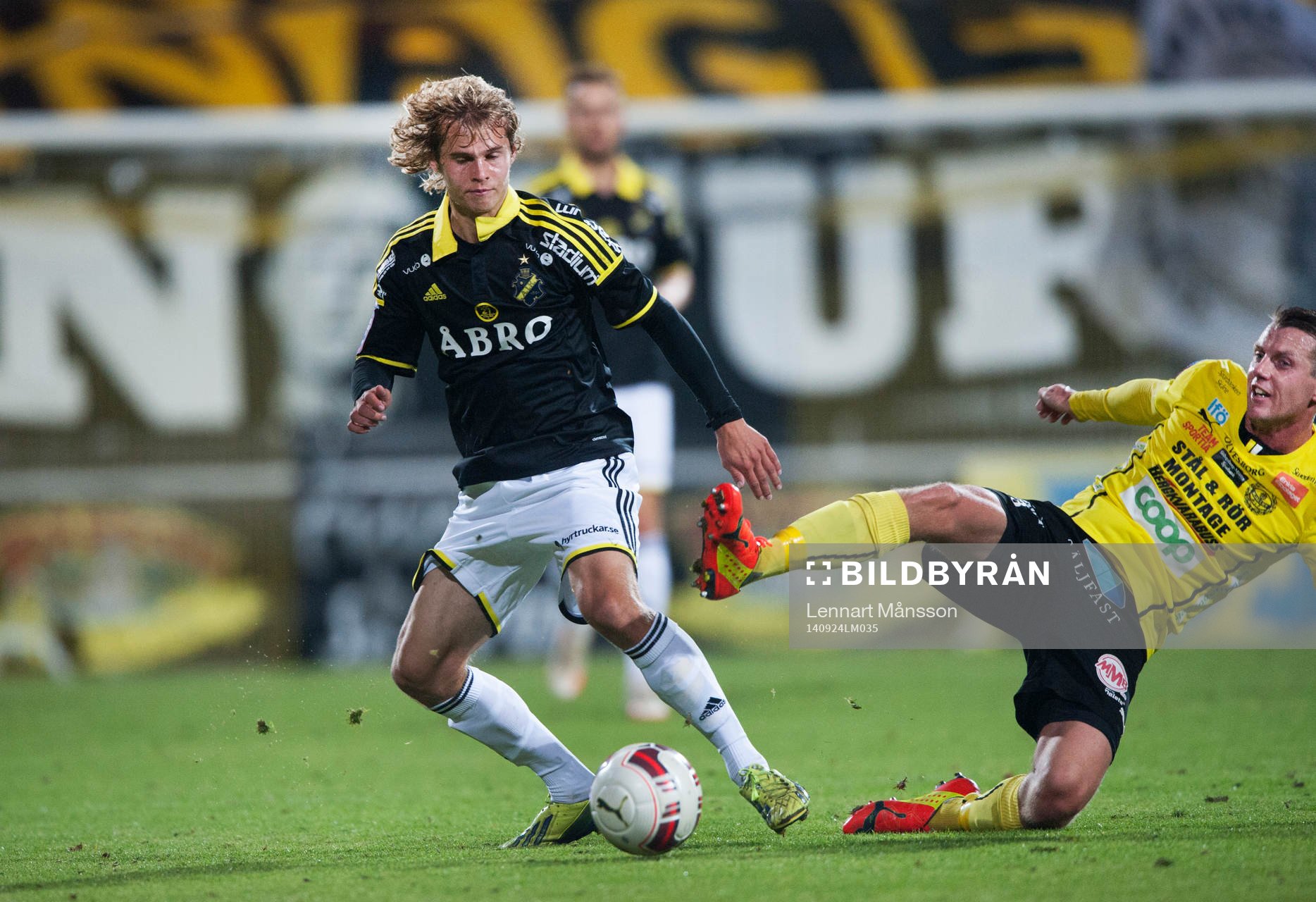 AIK:s Sam Lundholm mot Mjällbys  Daniel Nilsson i matchen i allsvenskan mellan Mjällby och AIK i Hällevik 24 september 2014.