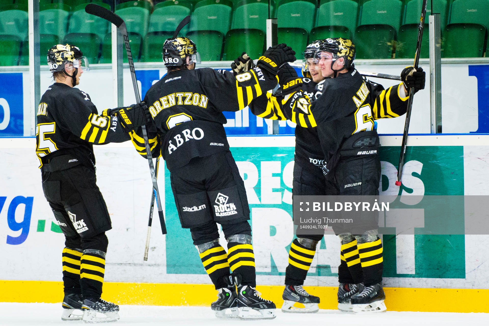 s spelare firar David Lillieström Karlsson som gjort 3-4