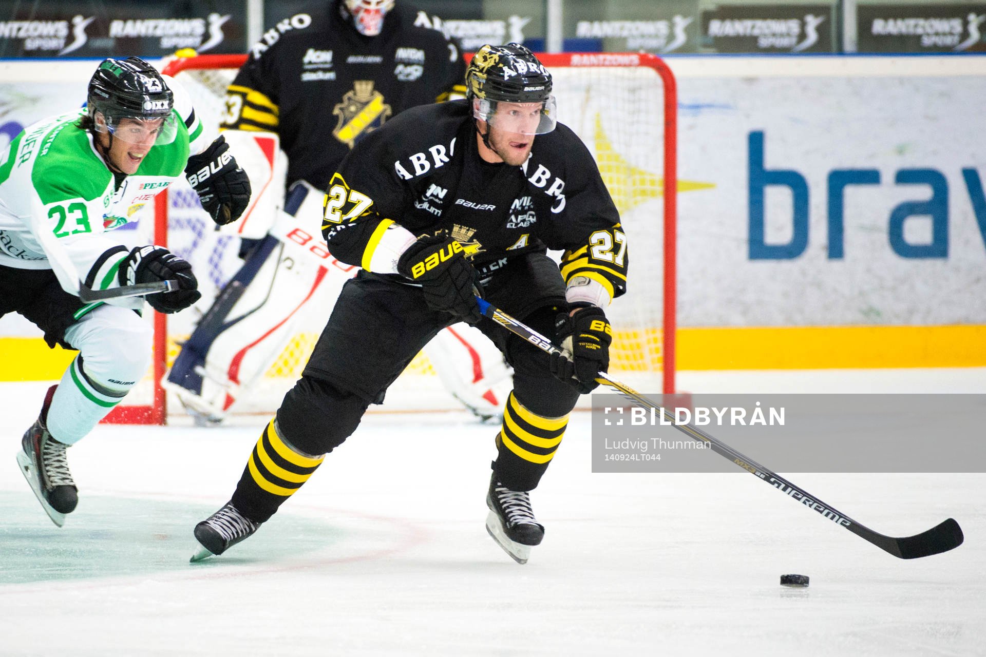 s Jordan Hendry jagas av Rögles Daniel Sylwander (tv)