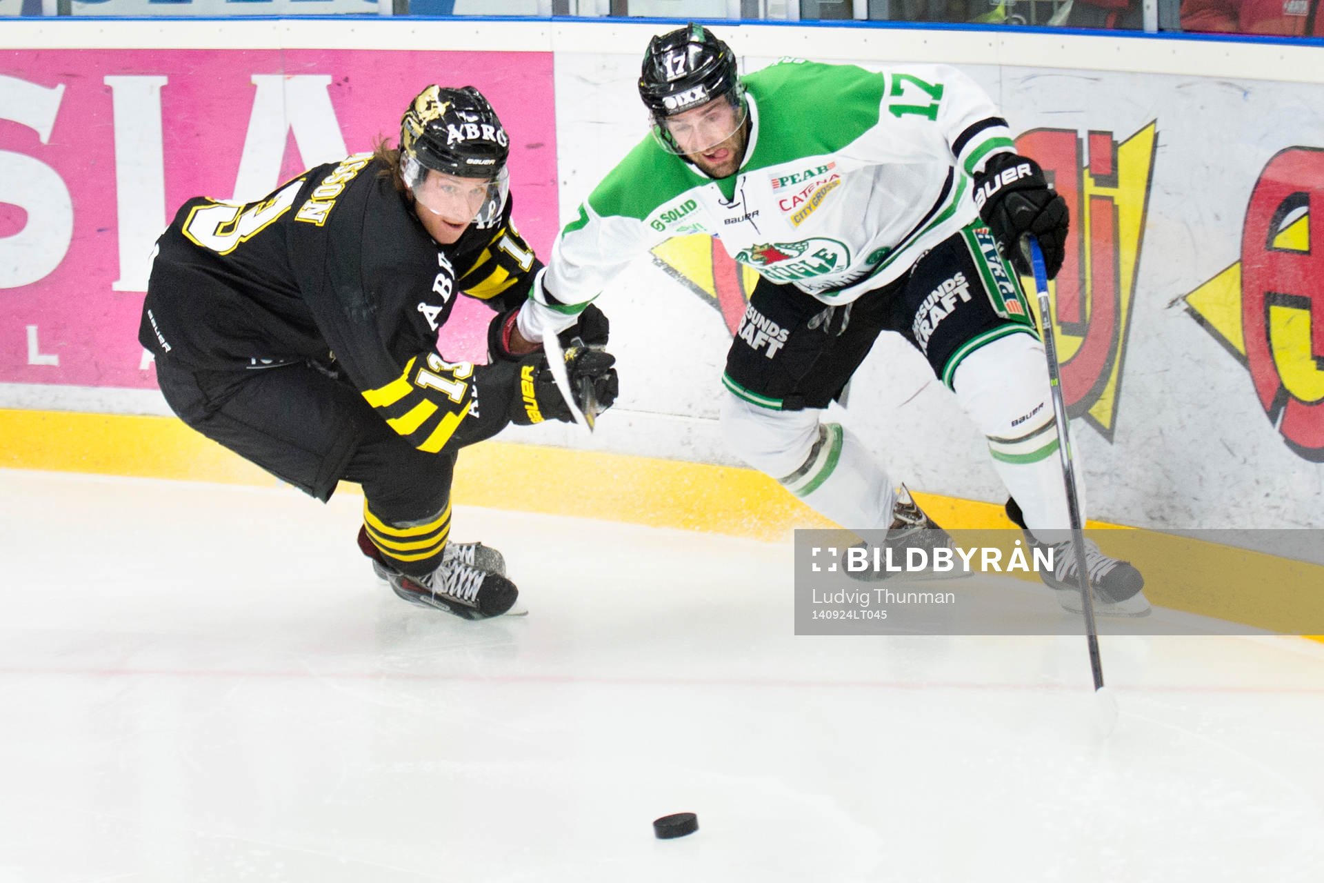 s Marcus Jonsson drar Rögles Taylor Matson i armen