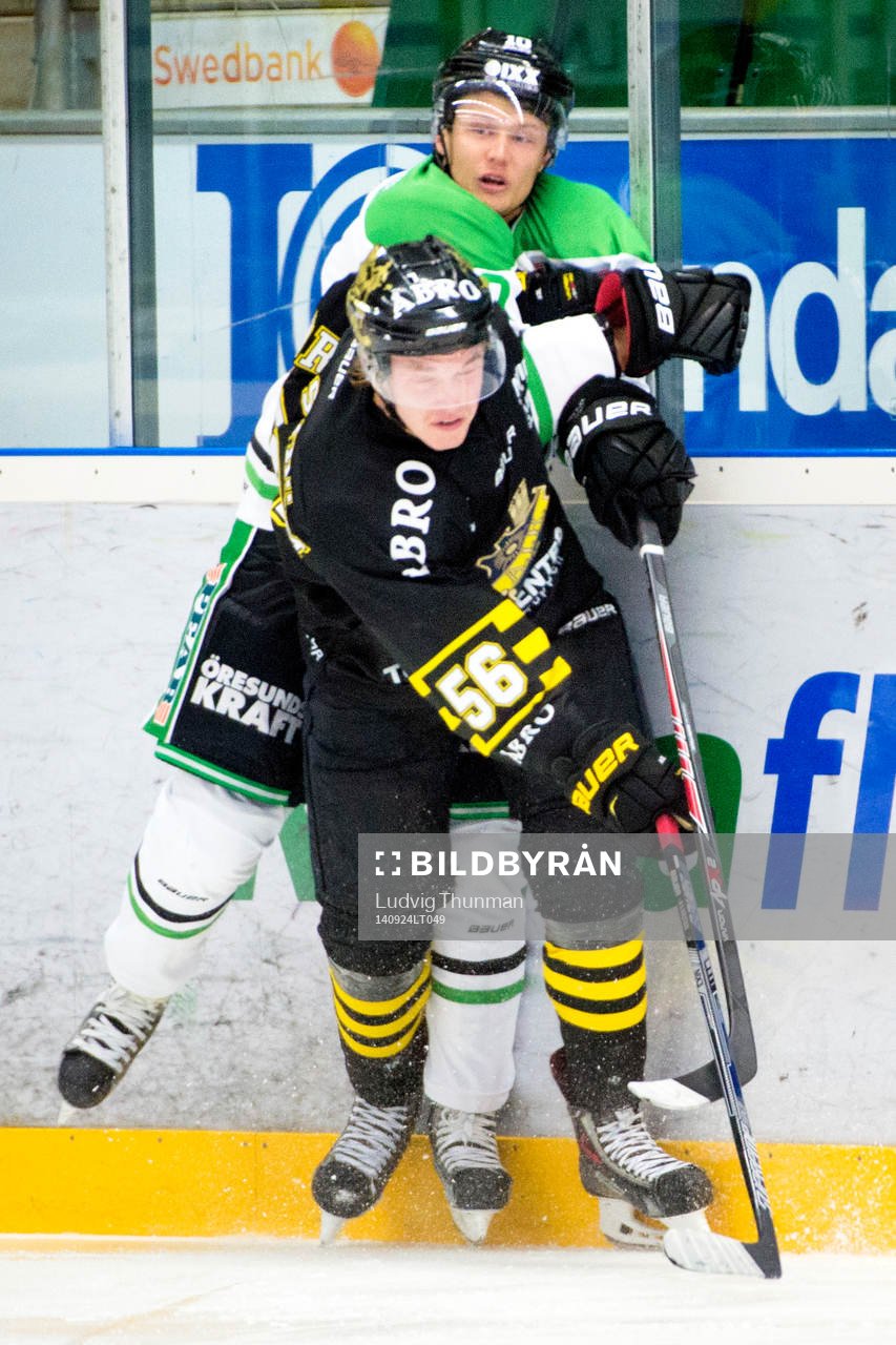 s Dennis Nordström trycker till Rögles Viktor Lindgren