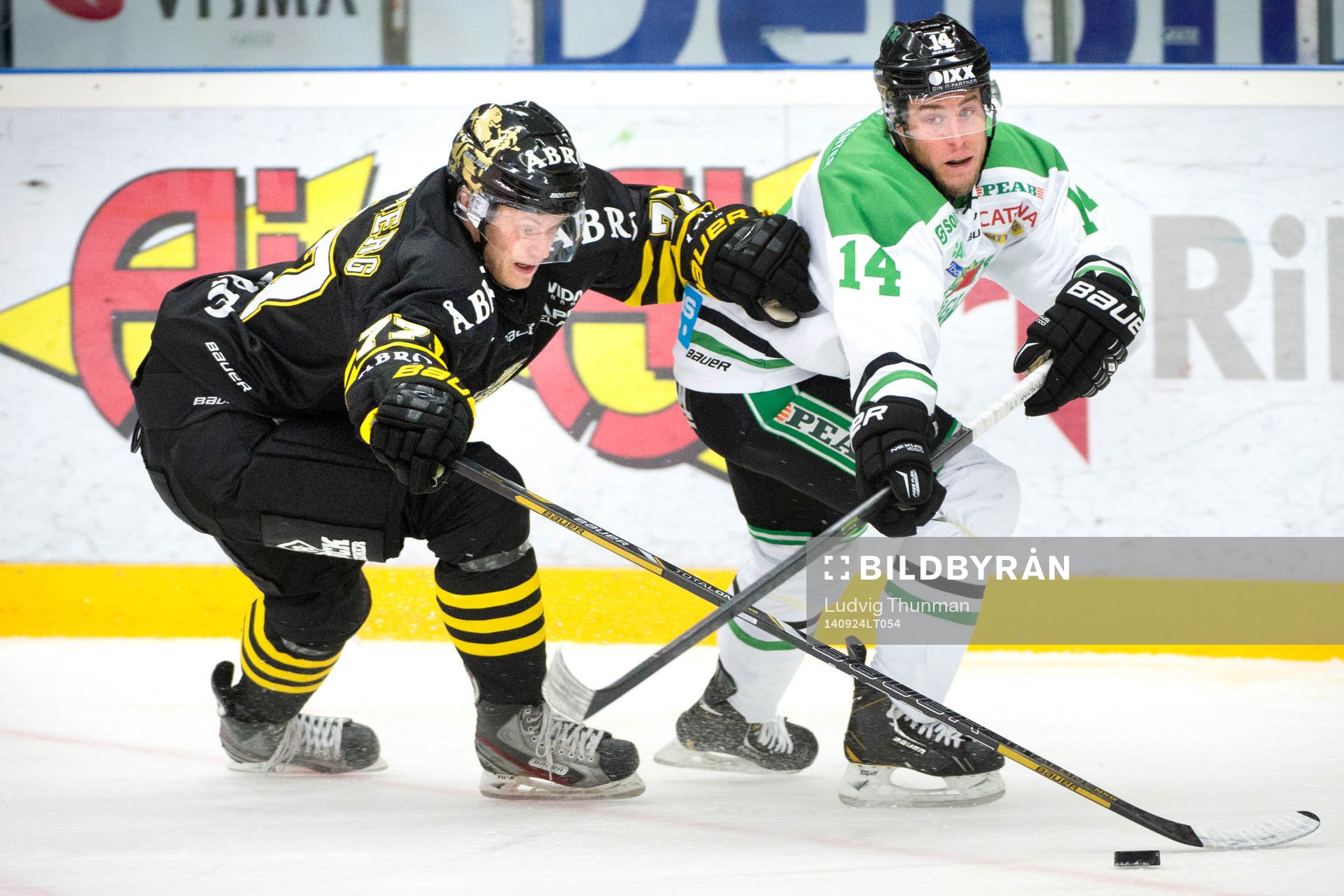 s Jacob Spångberg jagar Rögles Justin Bostrom