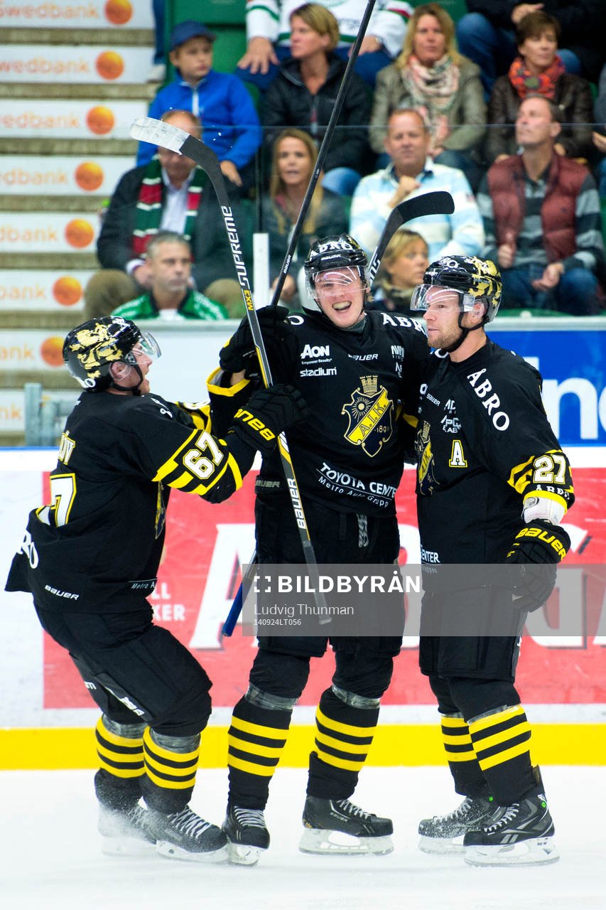 s Ryan McKiernan (mitten) firas av Martin Ahnelöv (tv) och