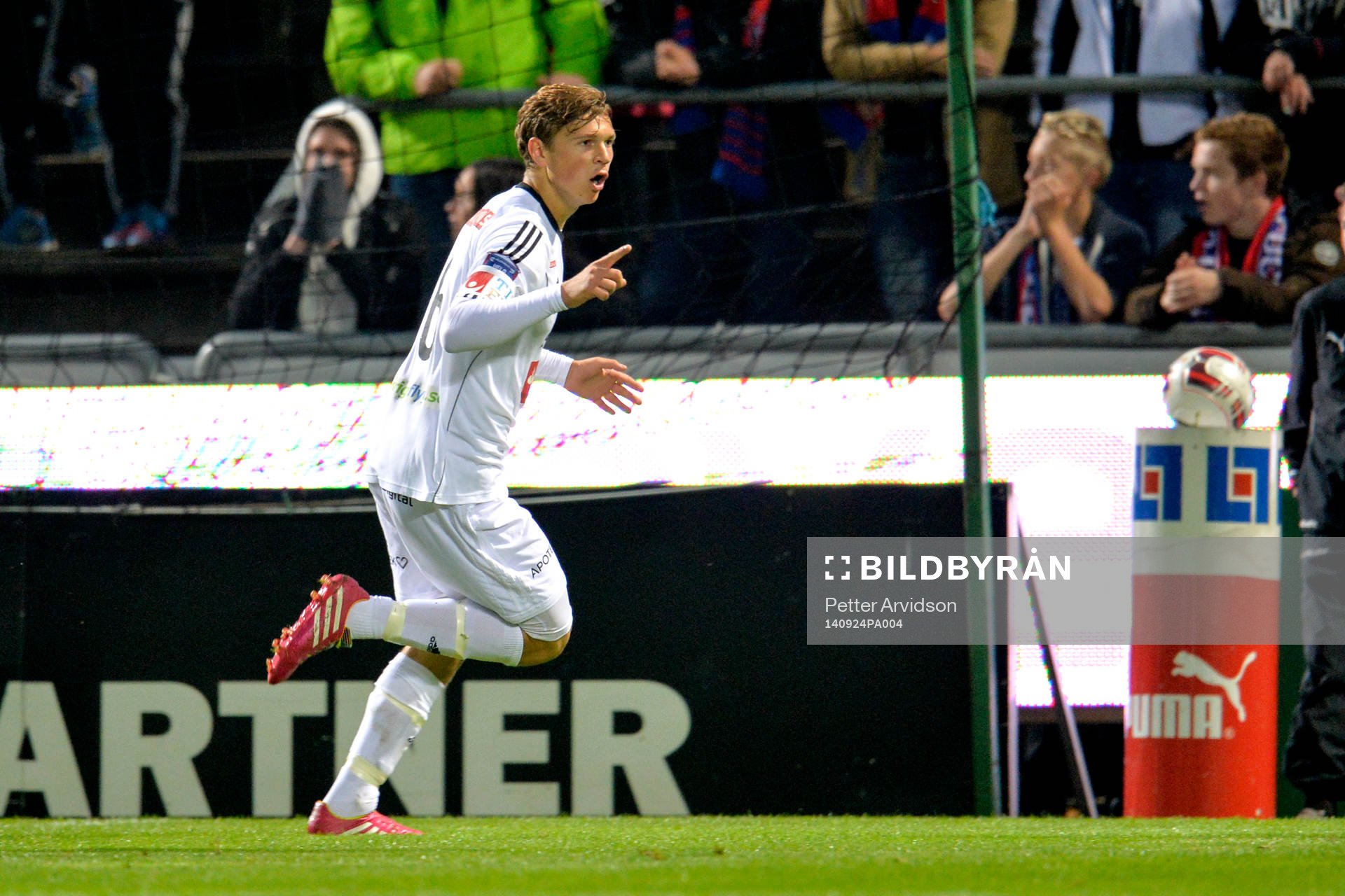 Brommapojkarnas Jesper Karlström jublar