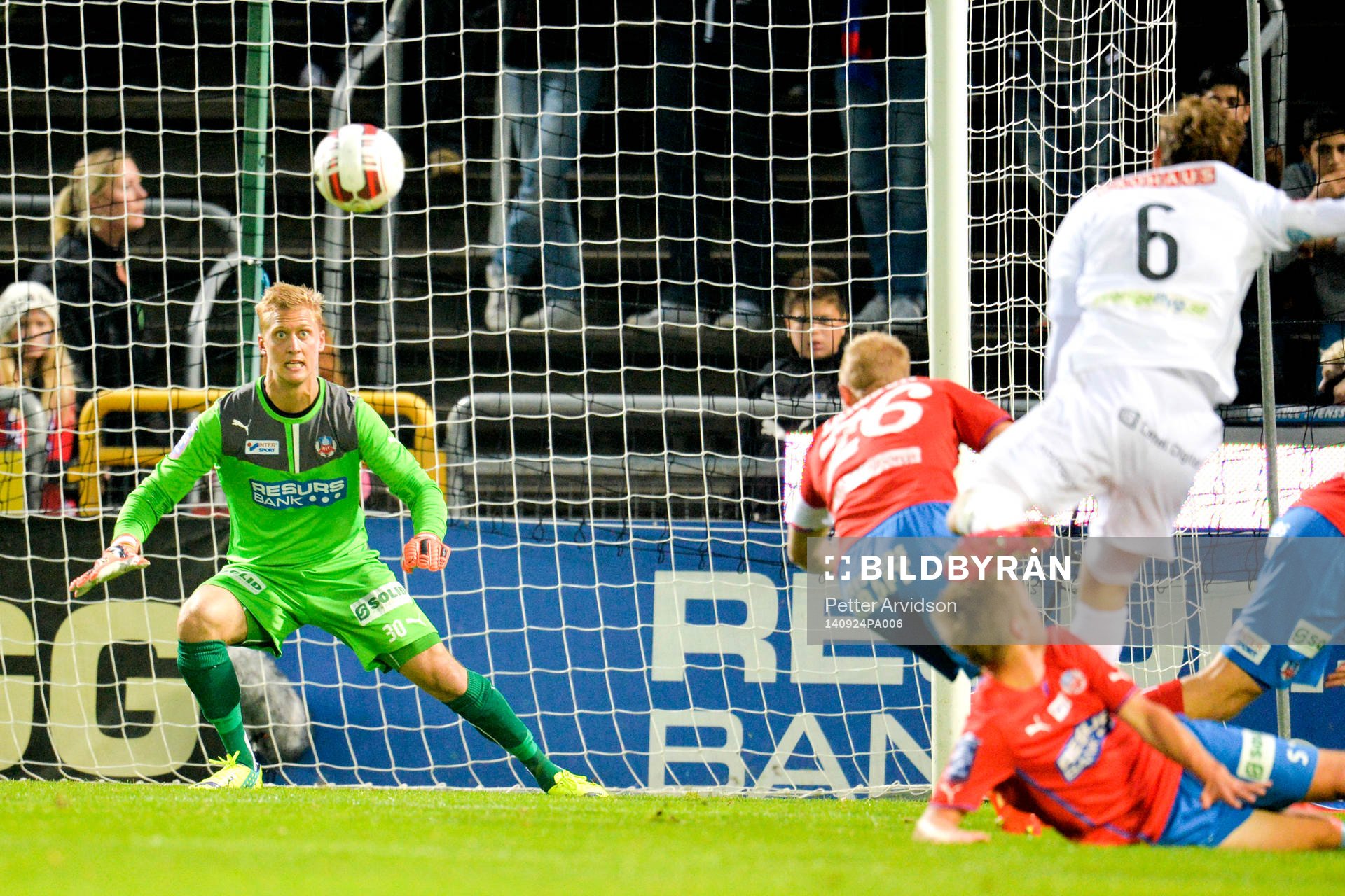 Brommapojkarnas Jesper Karlström gör 1-1 bakom Helsingborgs målvakt Pär Hansson under fotbollsmatchen i Allsvenskan mellan Helsingborg och Brommapojkarna den 24 september 2014 i Helsingborg.