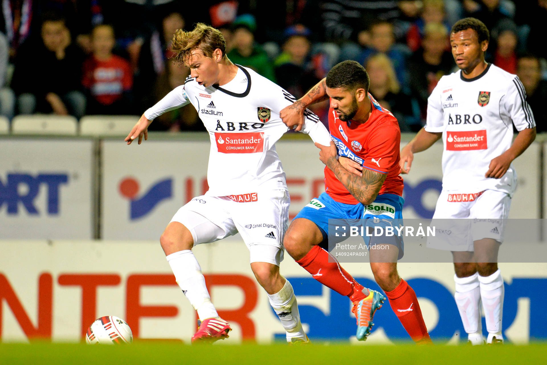 Helsingborgs Victor Palsson och Brommapojkarnas Jesper Karlström under fotbollsmatchen i Allsvenskan mellan Helsingborg och Brommapojkarna den 24 september 2014 i Helsingborg.