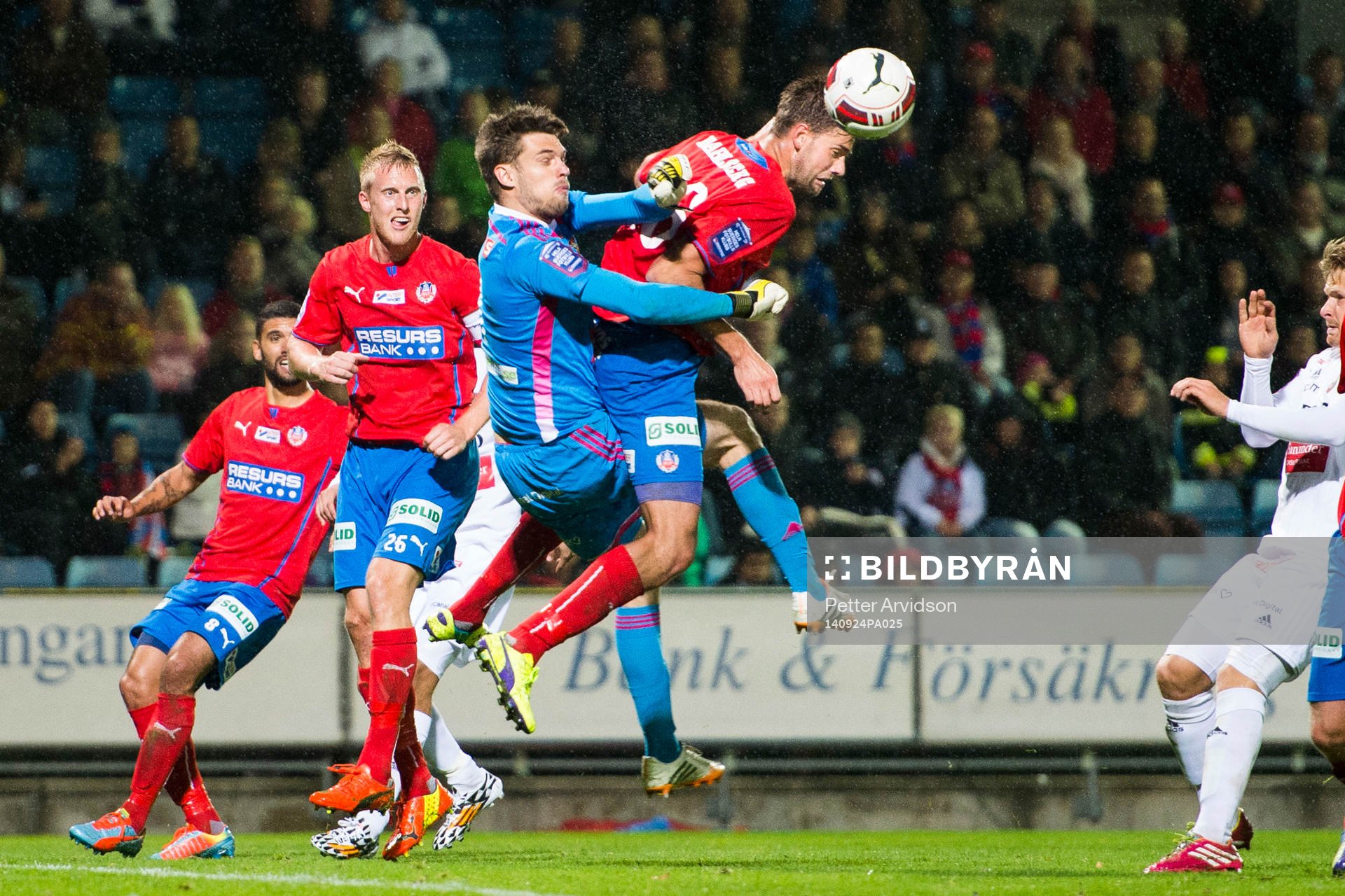 Brommapojkarnas målvakt Davor Blazevic krockar med