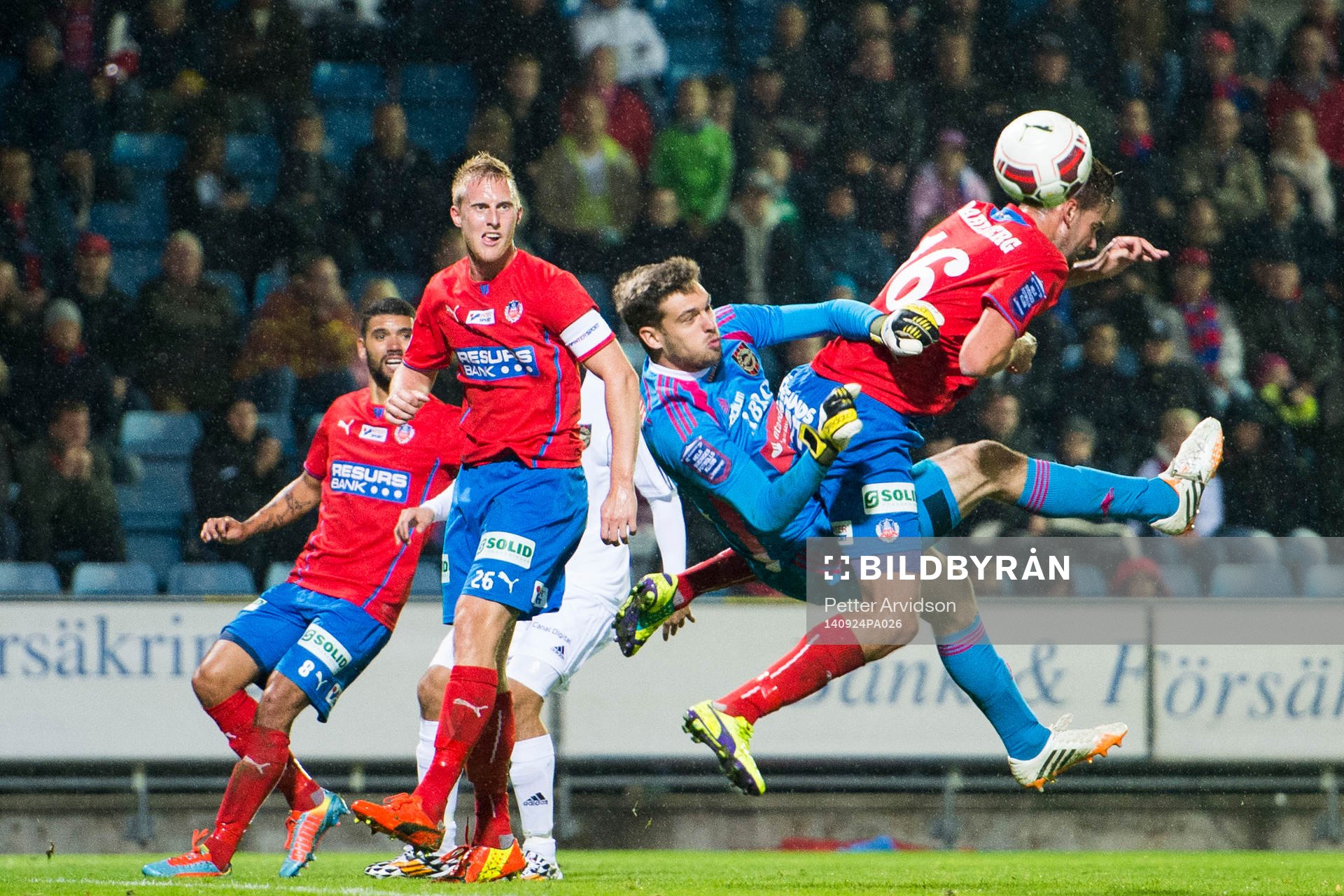 Brommapojkarnas målvakt Davor Blazevic krockar med