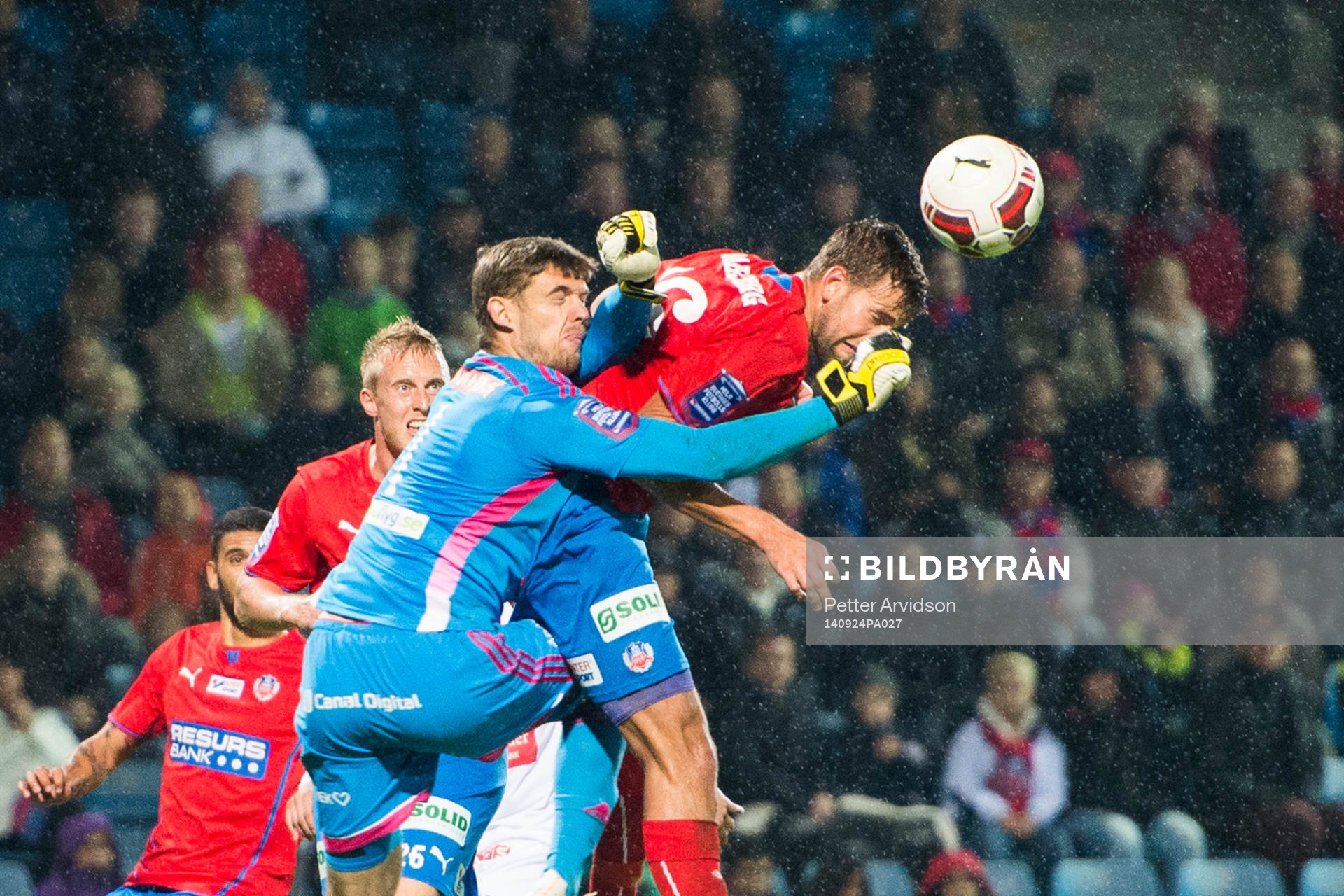 Brommapojkarnas målvakt Davor Blazevic krockar med