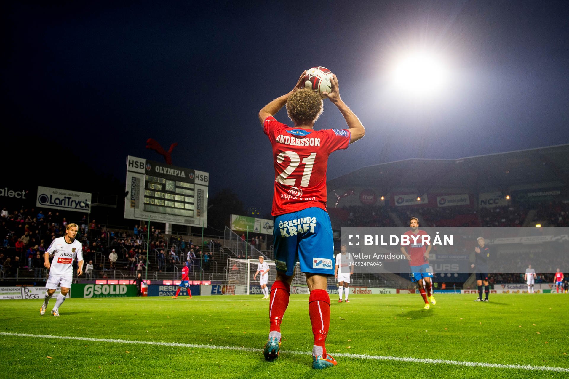 Helsingborgs Christoffer Andersson kastar inkast under fotbollsmatchen i Allsvenskan mellan Helsingborg och Brommapojkarna den 24 september 2014 i Helsingborg.