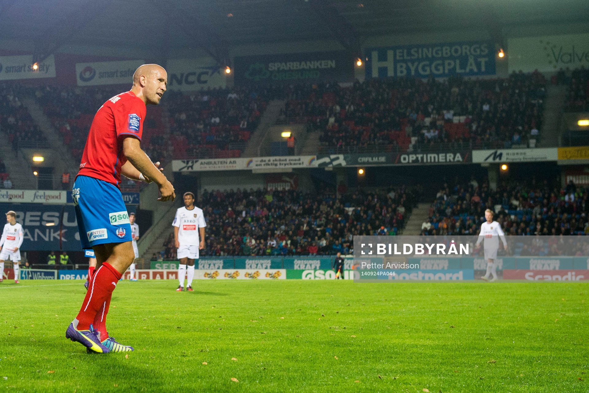 Helsingborgs Mattias Lindström signalerar för byte tidigt