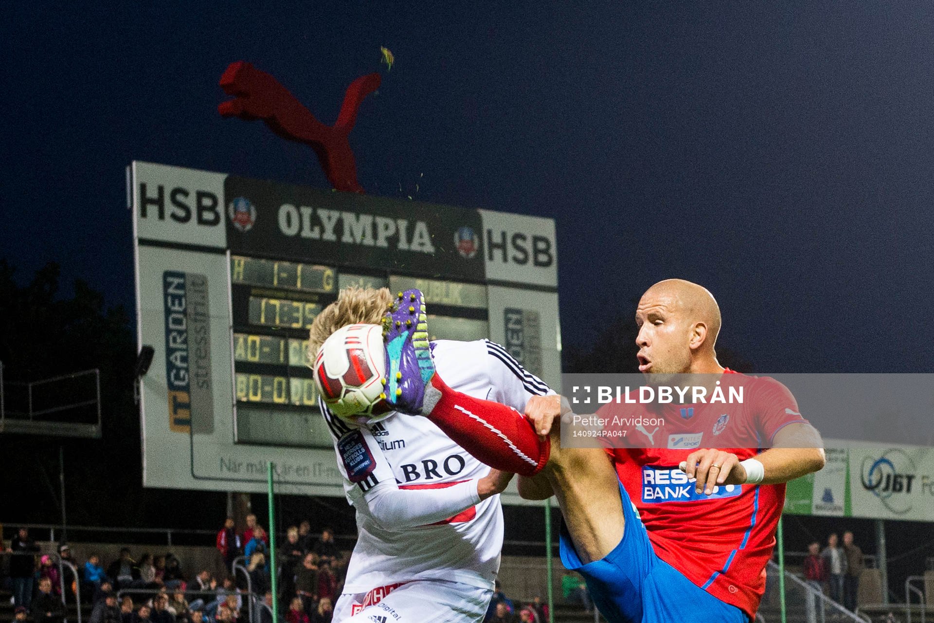 Helsingborgs Mattias Lindström med en hög spark mot