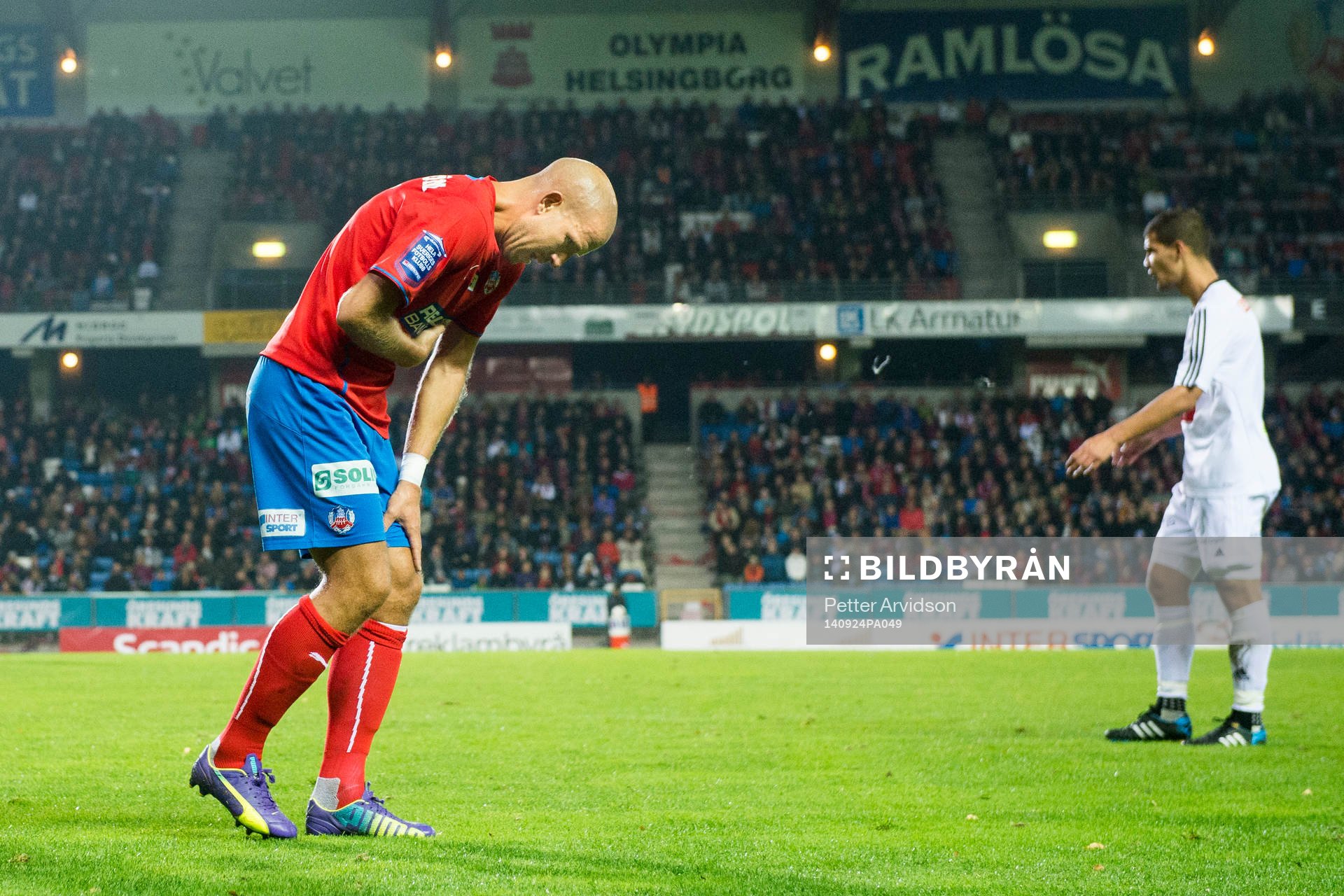 Helsingborgs Mattias Lindström har ont och tvingas till